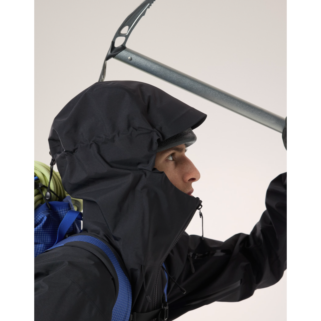 Arc'teryx Men's Alpha SV Jacket - Waterproof & Breathable Gore-Tex Shell for Hiking, Skiing & Outdoor Adventures