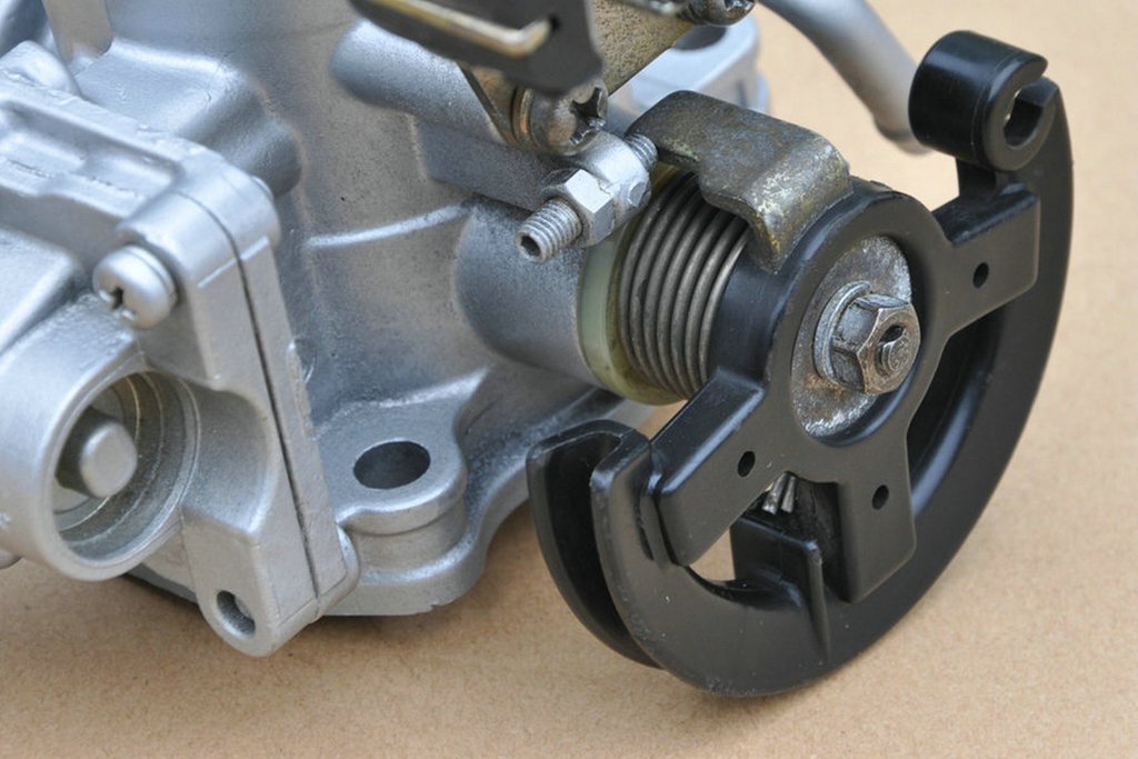 Used Throttle Body for 2005 Toyota Highlander 2.4L 2AZ-FE Engine - TPS & ISC Controller - Replacement Part for Improved Acceleration & Fuel Efficiency