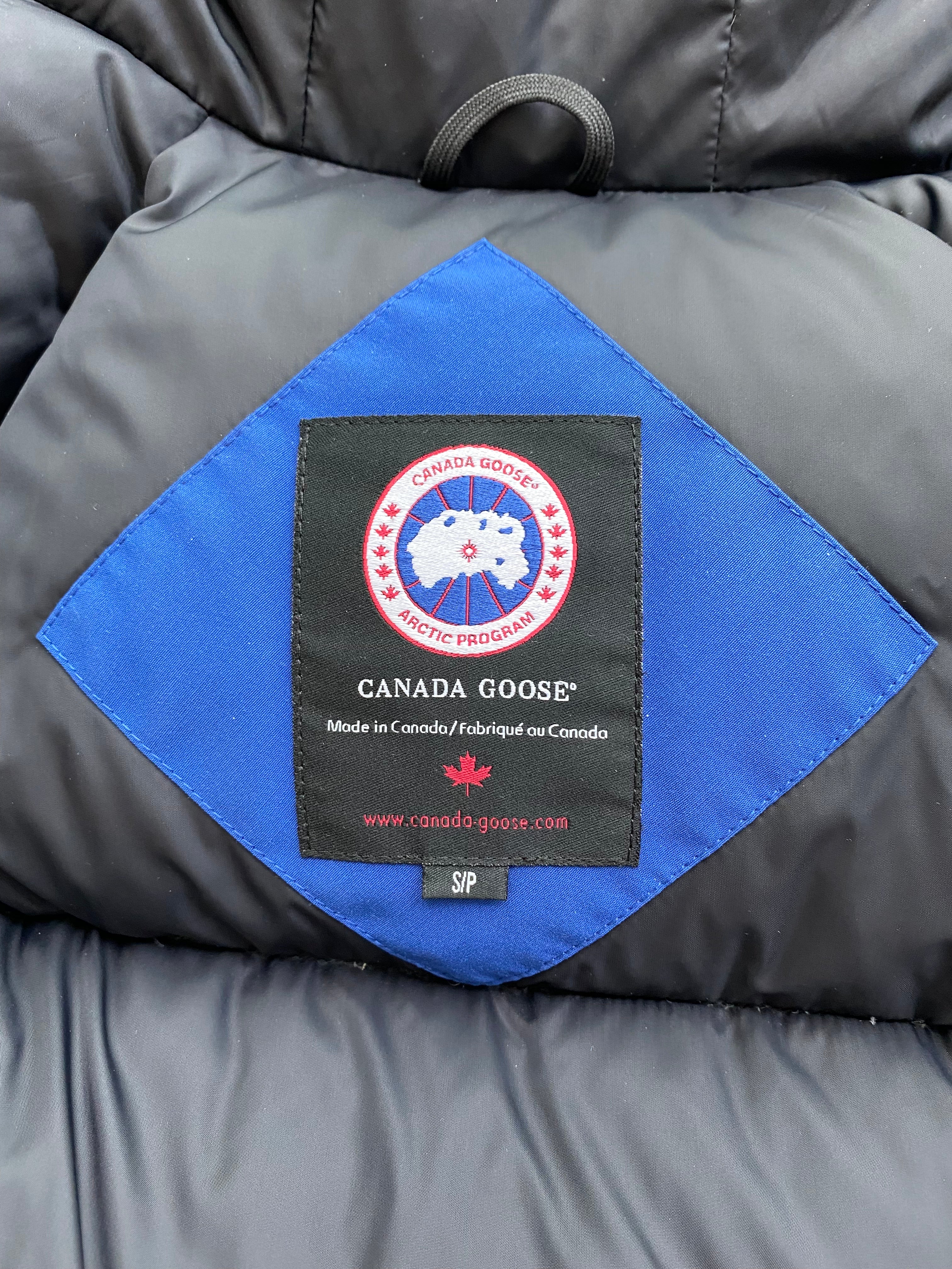 Canada Goose Blue Chilliwack Men's Winter Jacket - Waterproof Parka with Fur Trim Hood for Extreme Cold Weather - Perfect for Skiing, Snowboarding & Outdoor Adventures