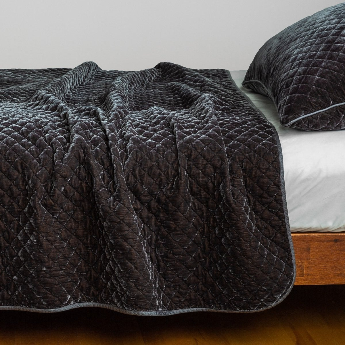 Luxury Silk Velvet Quilted Twin Size Bedspread - Soft & Elegant Bed Cover for Master Bedroom, Guest Room & Cozy Home Decor