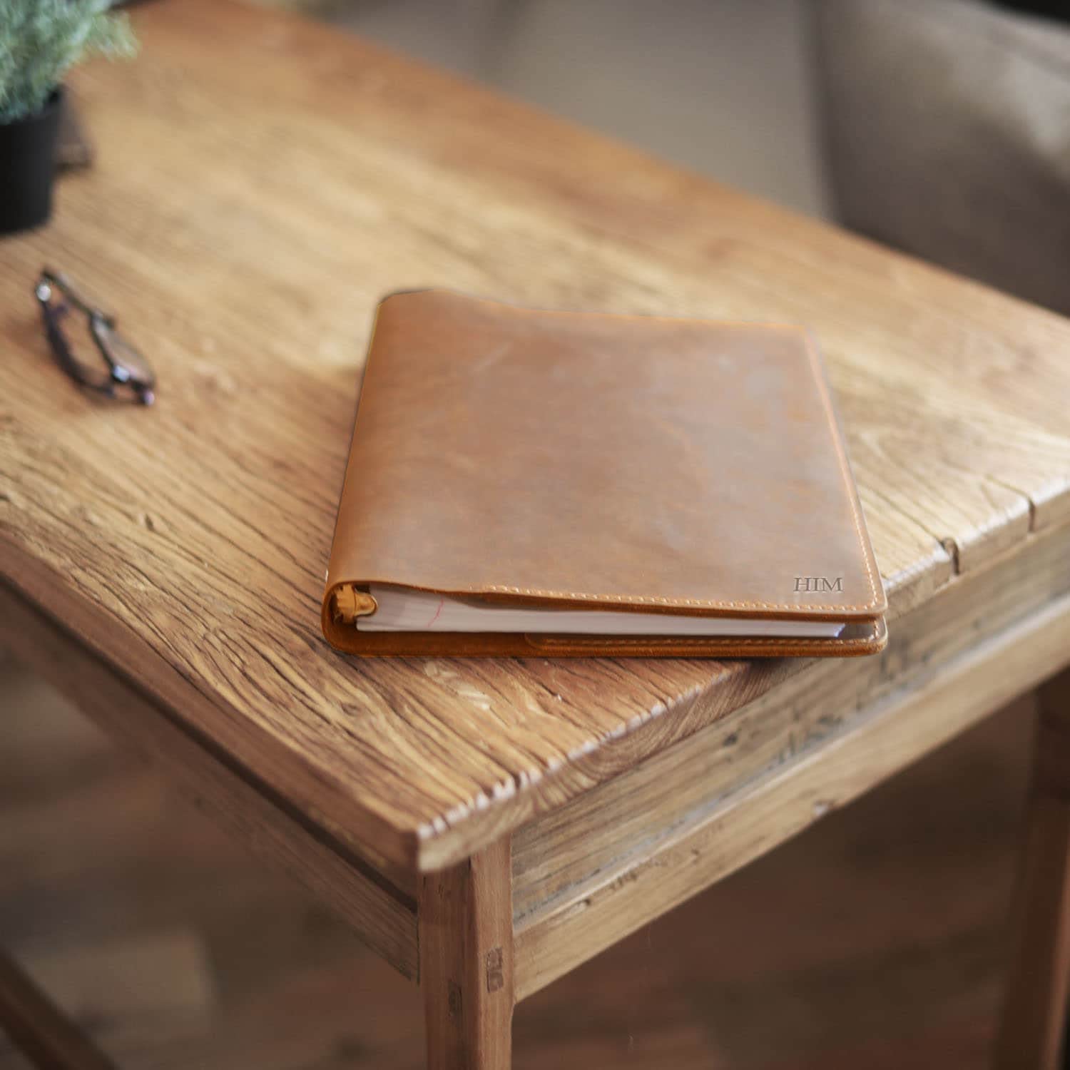 Premium Distressed Brown Leather 3-Ring Binder for 8.5 x 11 Paper - Professional Portfolio Organizer with 3-Hole Punch Design - Perfect for Office, School & Business Meetings