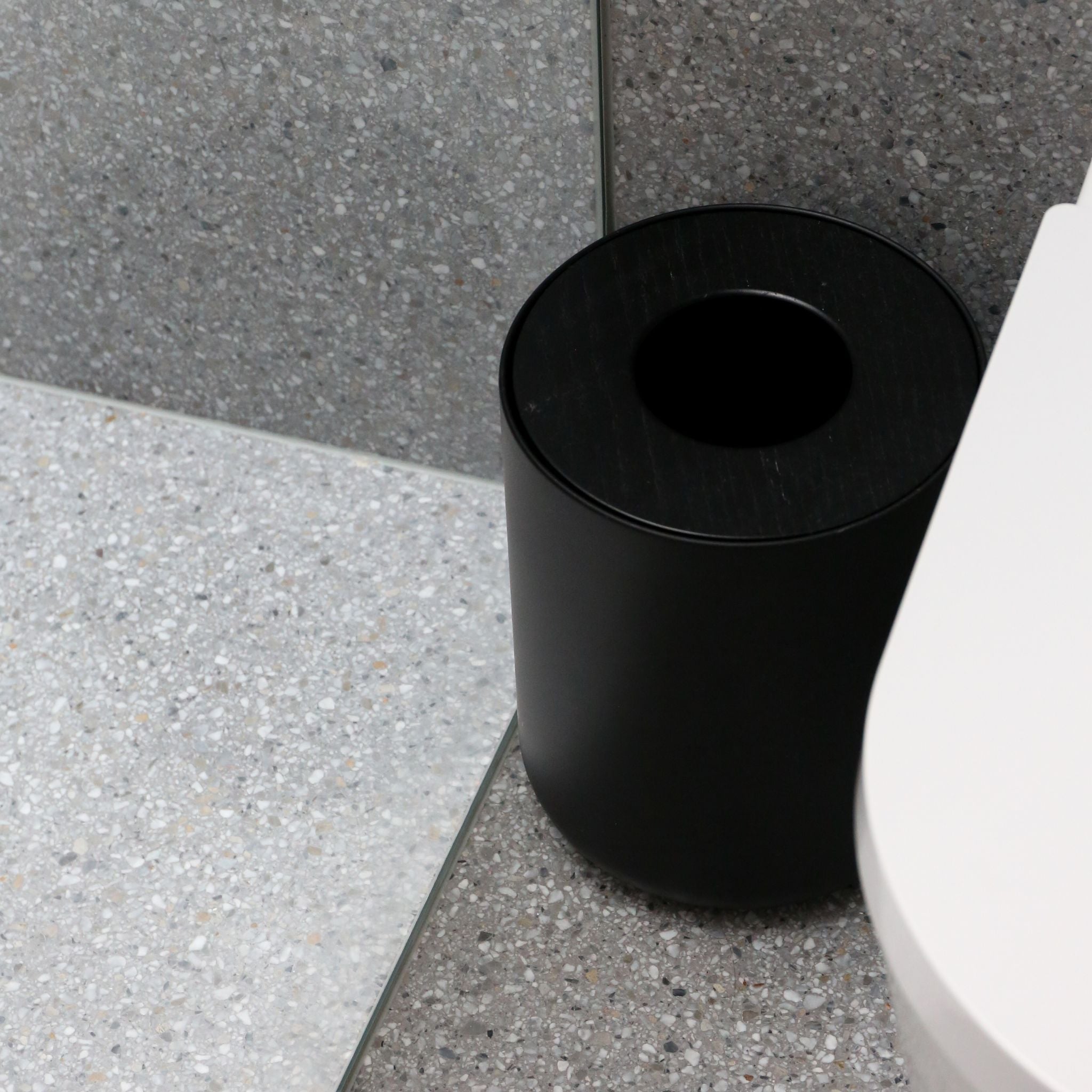 DESIGNSTUFF Round Trash Can - 10 Gallon Black Wastebasket for Kitchen, Bathroom, Office & Home Use | Durable Plastic Garbage Bin with Lid for Easy Disposal
