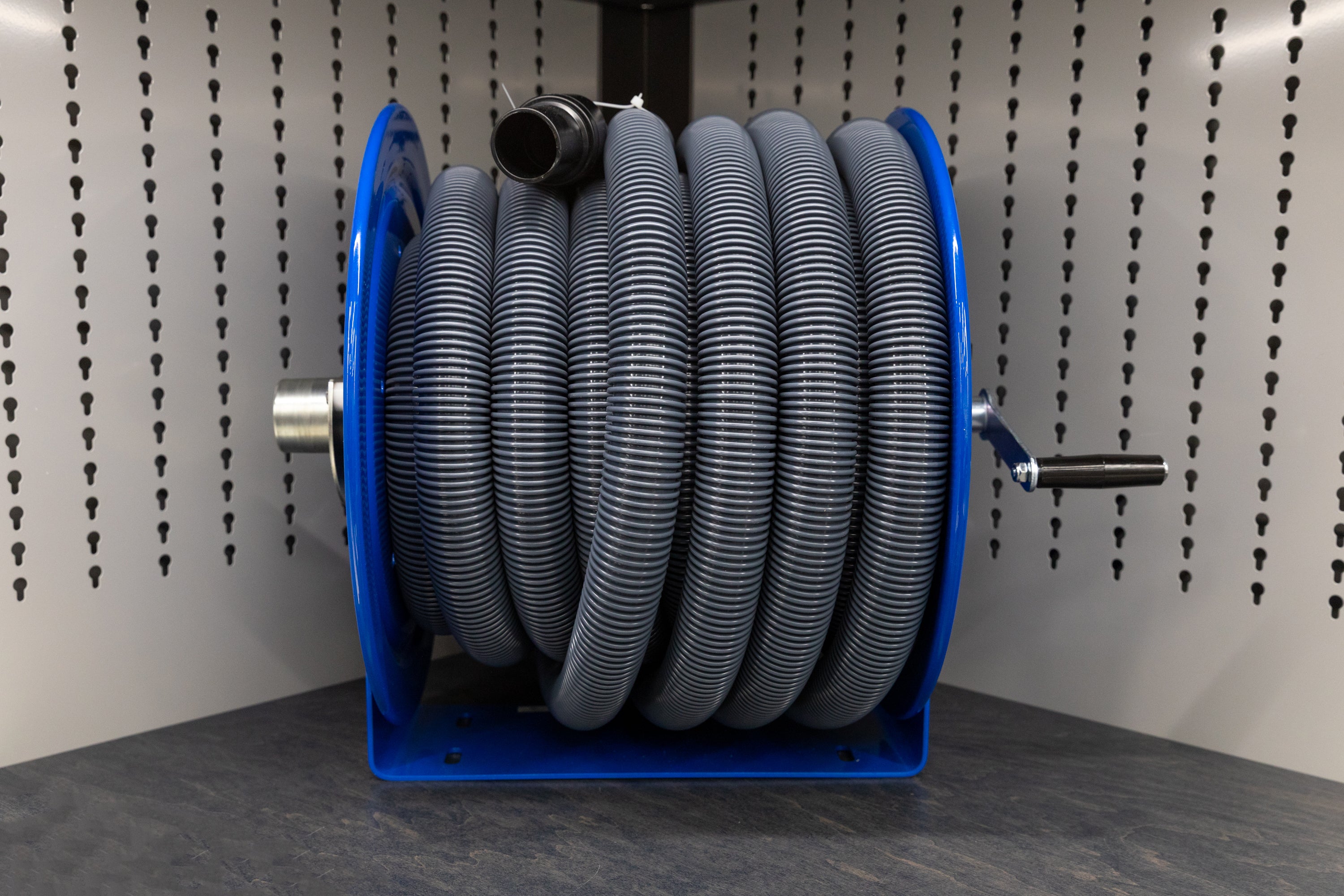 High-Quality Coxreels Vacuum Hose Reel for Industrial & Home Use - Durable Retractable Air Hose Storage Solution for Workshops, Garages & Cleaning