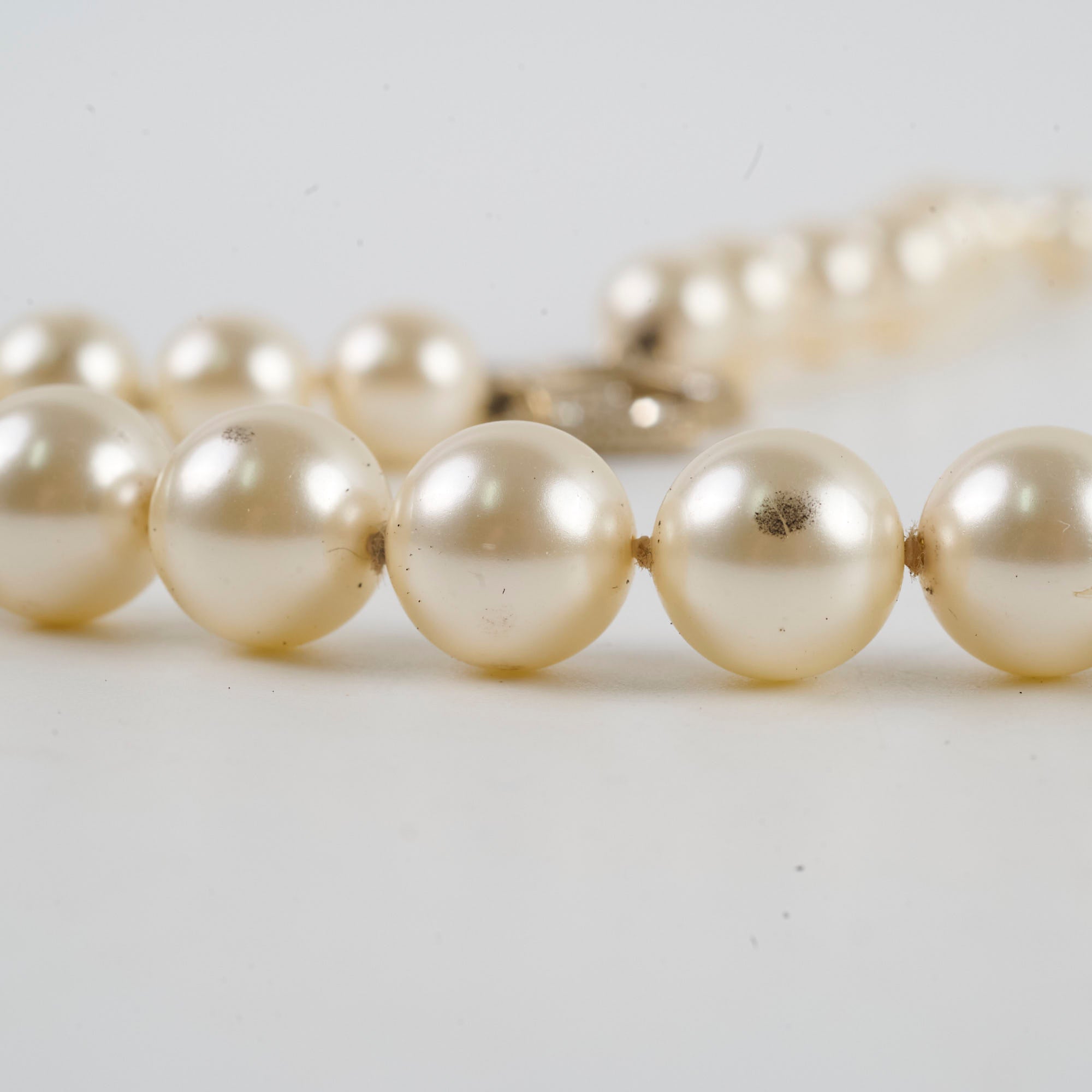 Chanel CC Logo Pearl Necklace for Women - Elegant Luxury Fashion Jewelry Gift for Birthday, Anniversary & Special Occasions