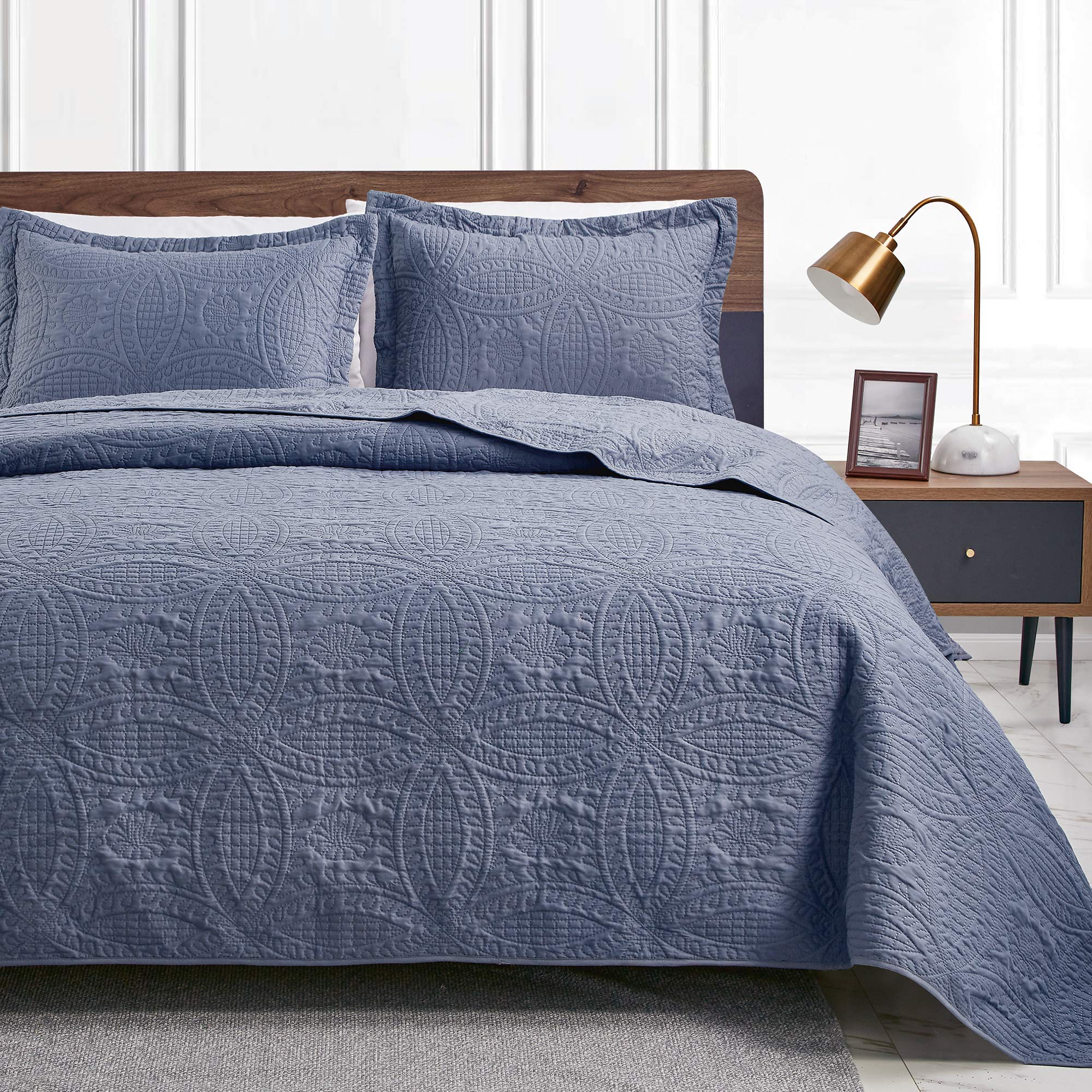 Love's Cabin Blue Quilt Set for Queen Bed - Soft Lightweight Microfiber Summer Bedspread with Modern Coin Pattern | 3-Piece All Season Coverlet (1 Quilt + 2 Pillow Shams) | Perfect for Guest Rooms, Master Bedrooms & Cozy Home Decor