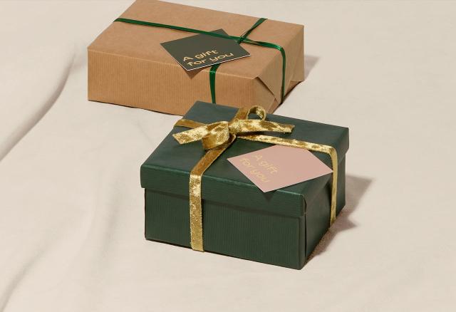 Christmas Theme Wrapping Tags - Festive Holiday Gift Tags for Presents, Cards & Stockings - Perfect for DIY Gift Wrapping, Xmas Decorations & Party Favors