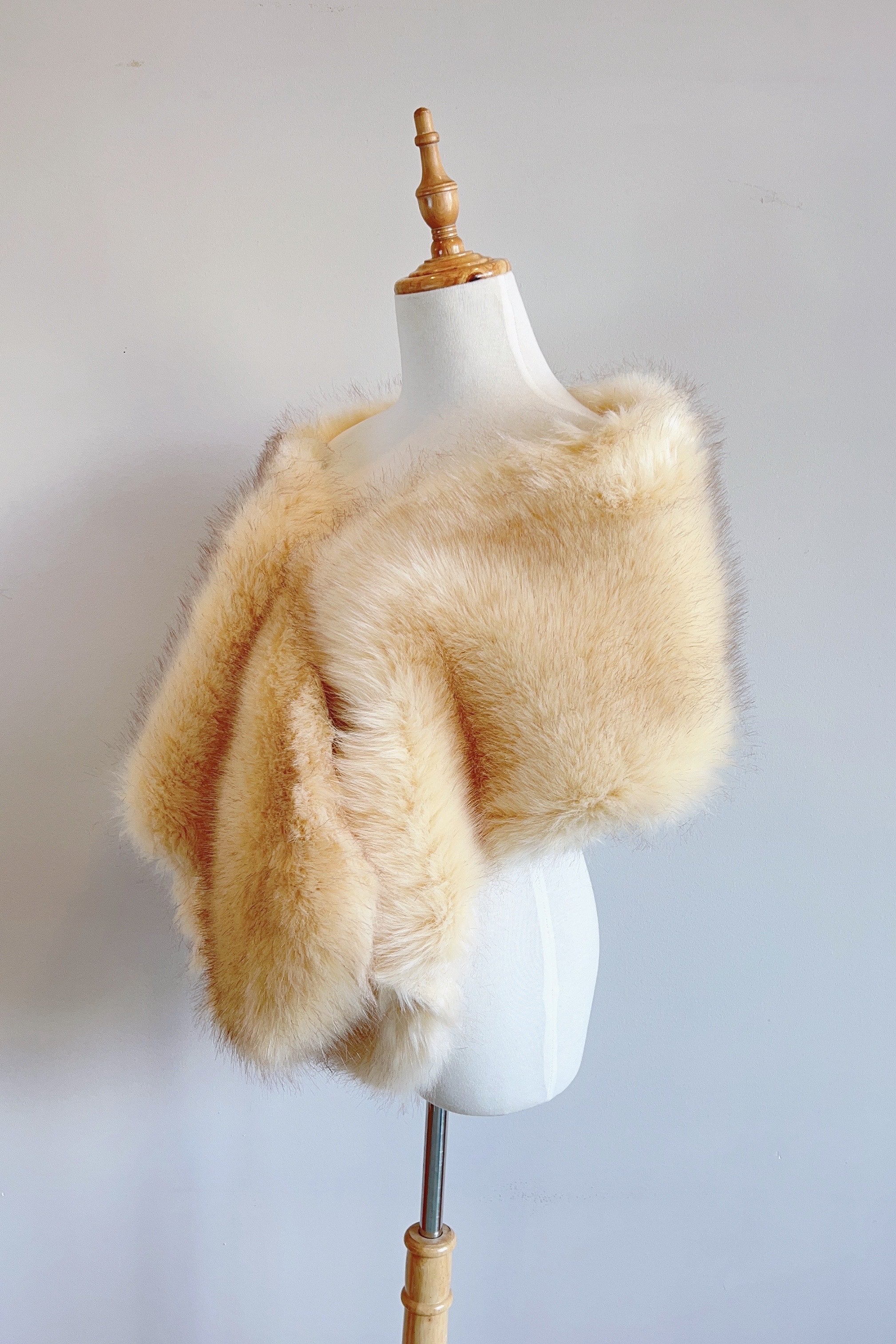 Luxury Champagne Fur Shawl Wrap - Soft & Elegant Women's Fashion Accessory for Evening Parties, Weddings & Special Occasions