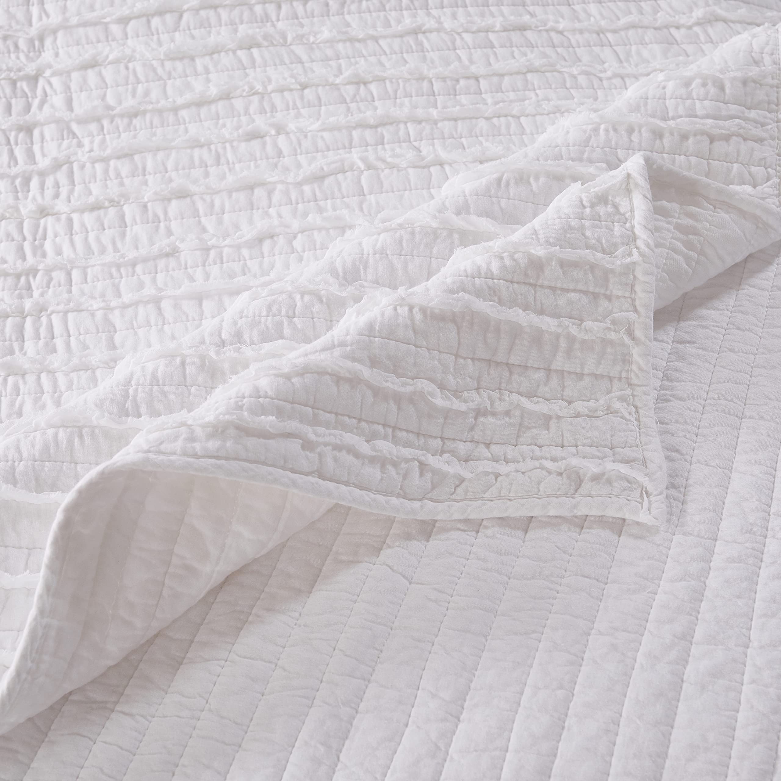 Greenland Home GL-1109BK King Size Ruffled Quilt Set - Soft White Bedding for Master Bedroom, Guest Room & Hotel Decor - Elegant Bedspread with Delicate Frill Details