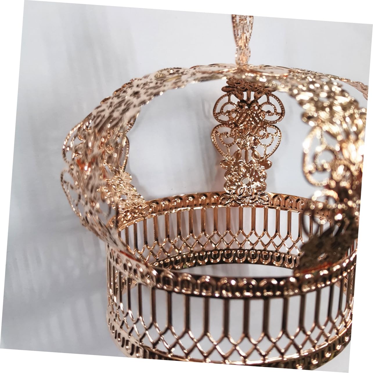 OSALADI Gold Crown Cake Topper - Elegant Metal Cake Decor for Birthday & Christmas Celebrations - Perfect for Royal-Themed Parties, Wedding Cakes, and Special Occasion Desserts