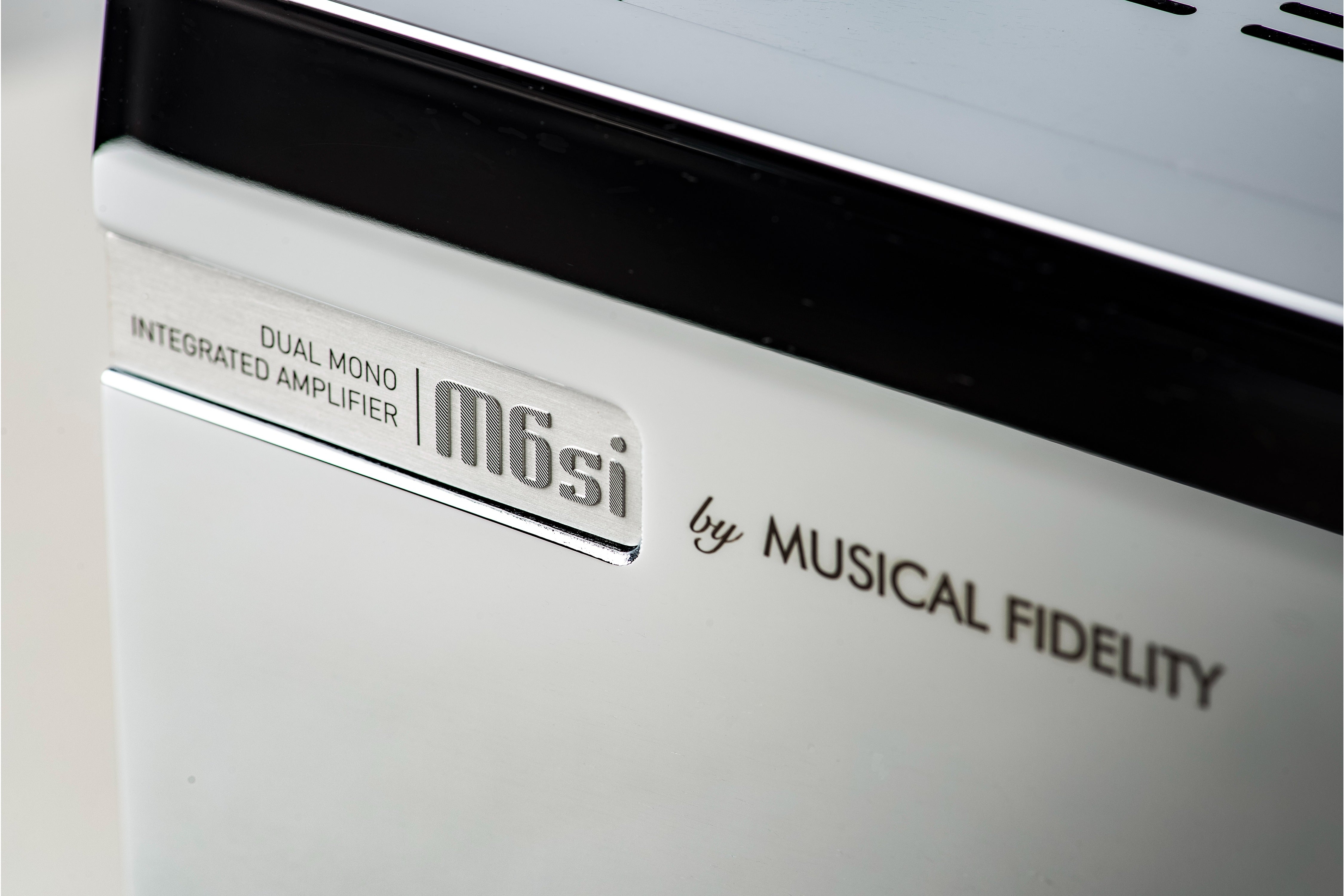 Musical Fidelity M6si Chrome Edition Integrated Stereo Amplifier - High-End Audio for Home Theater & Music Listening