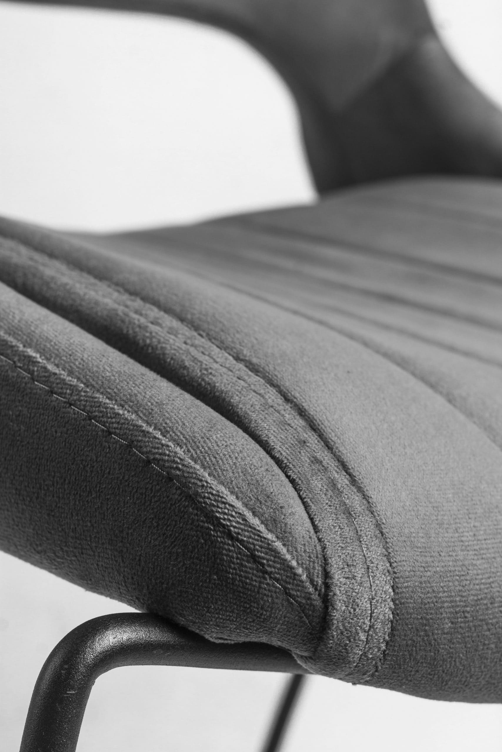 Gian Sled Chair - Comfortable and Stylish Indoor/Outdoor Seating for Living Room, Patio, or Garden Relaxation