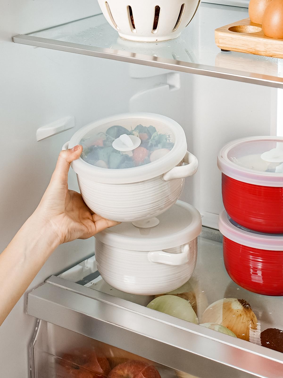 LE TAUCI 28 oz Ceramic Soup Bowls with Handles & Silicone Lids - Oven & Microwave Safe French Onion Soup Bowls for Ramen, Cereal, Chili, Stew - Non-Toxic Soup Crocks Set of 4 (White) - Perfect for Family Dinners, Restaurant-Style Serving & Meal Prep