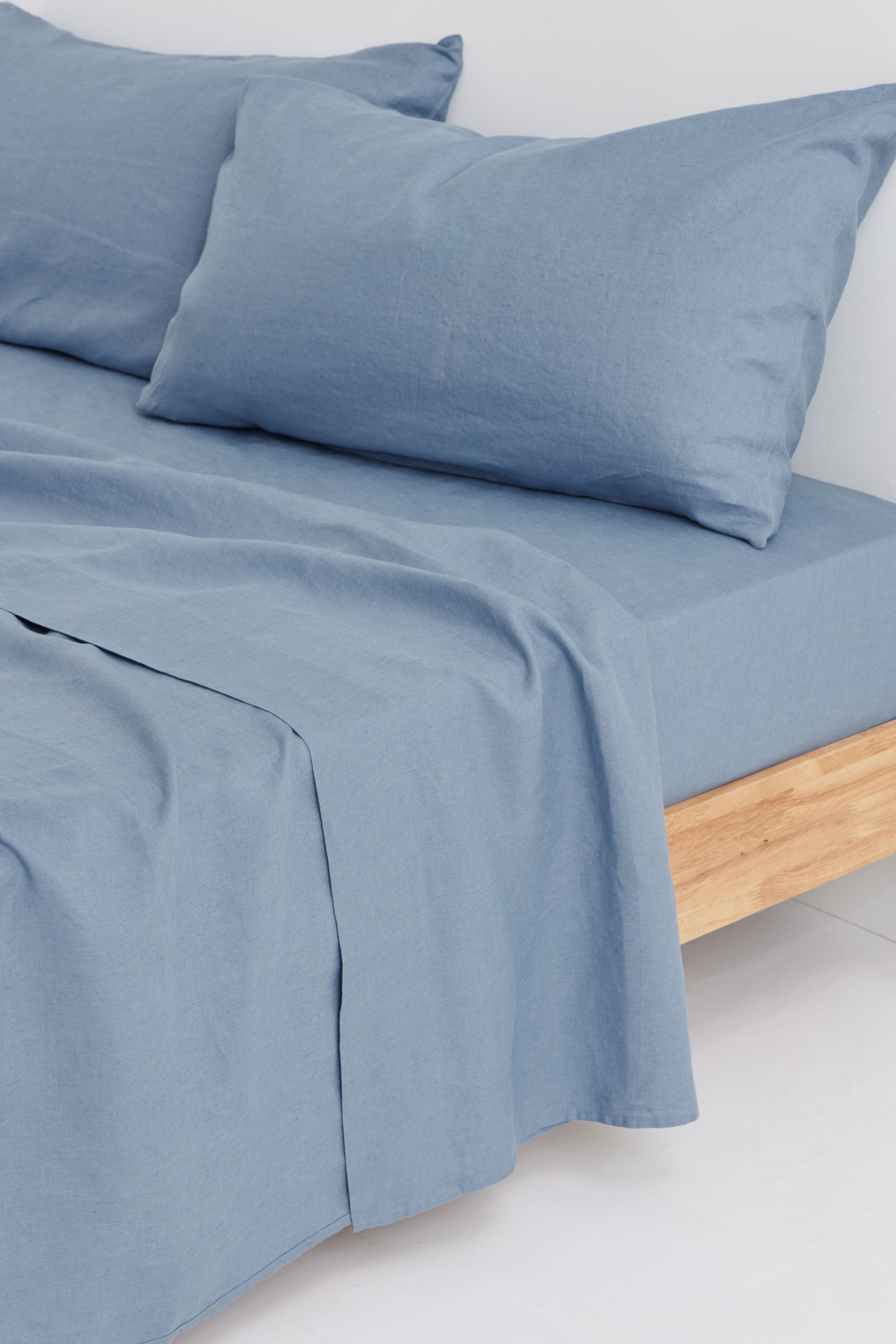 Premium 100% Linen Fitted Sheet - Breathable & Wrinkle-Resistant Queen Size Bed Sheet Set - Ocean Blue Color - Perfect for Summer, Guest Rooms & Coastal-Themed Bedrooms