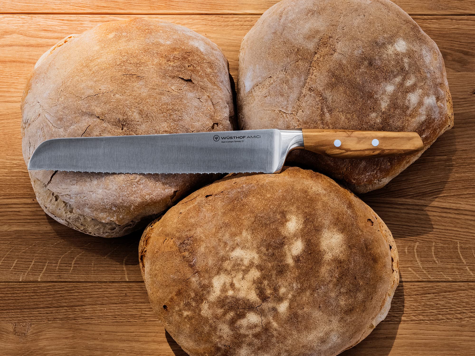 Wüsthof AMICI 9-Inch Double Serrated Bread Knife with Tan Handle - Perfect for Slicing Fresh Bread, Baguettes, and Pastries - Ideal for Home Kitchens and Professional Bakeries