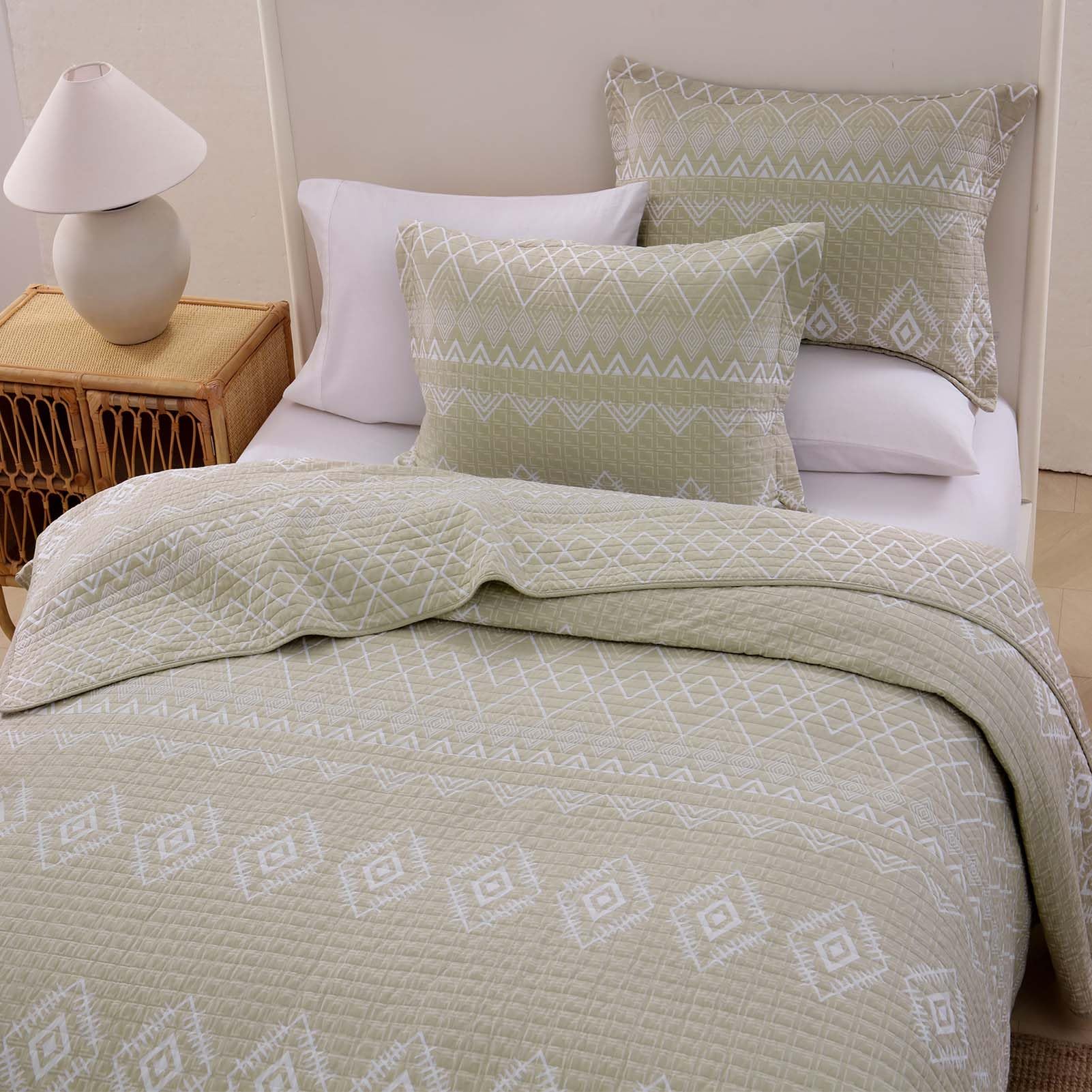 King Size Quilt Set - 100% Cotton Reversible Geometric Striped Comforter | Lightweight All-Season Bedspread for King Bed (Beige/White, 3-Piece) | Perfect for Master Bedroom, Guest Room & Cozy Home Decor