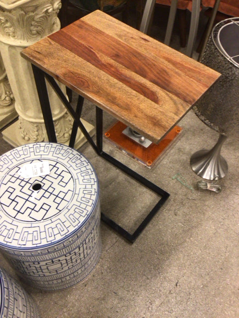 Modern Wood Top Metal C-Shaped End Table - Stylish Side Table for Living Room, Bedroom, or Office - Perfect for Small Spaces, Sofa Side, and Nightstand Use