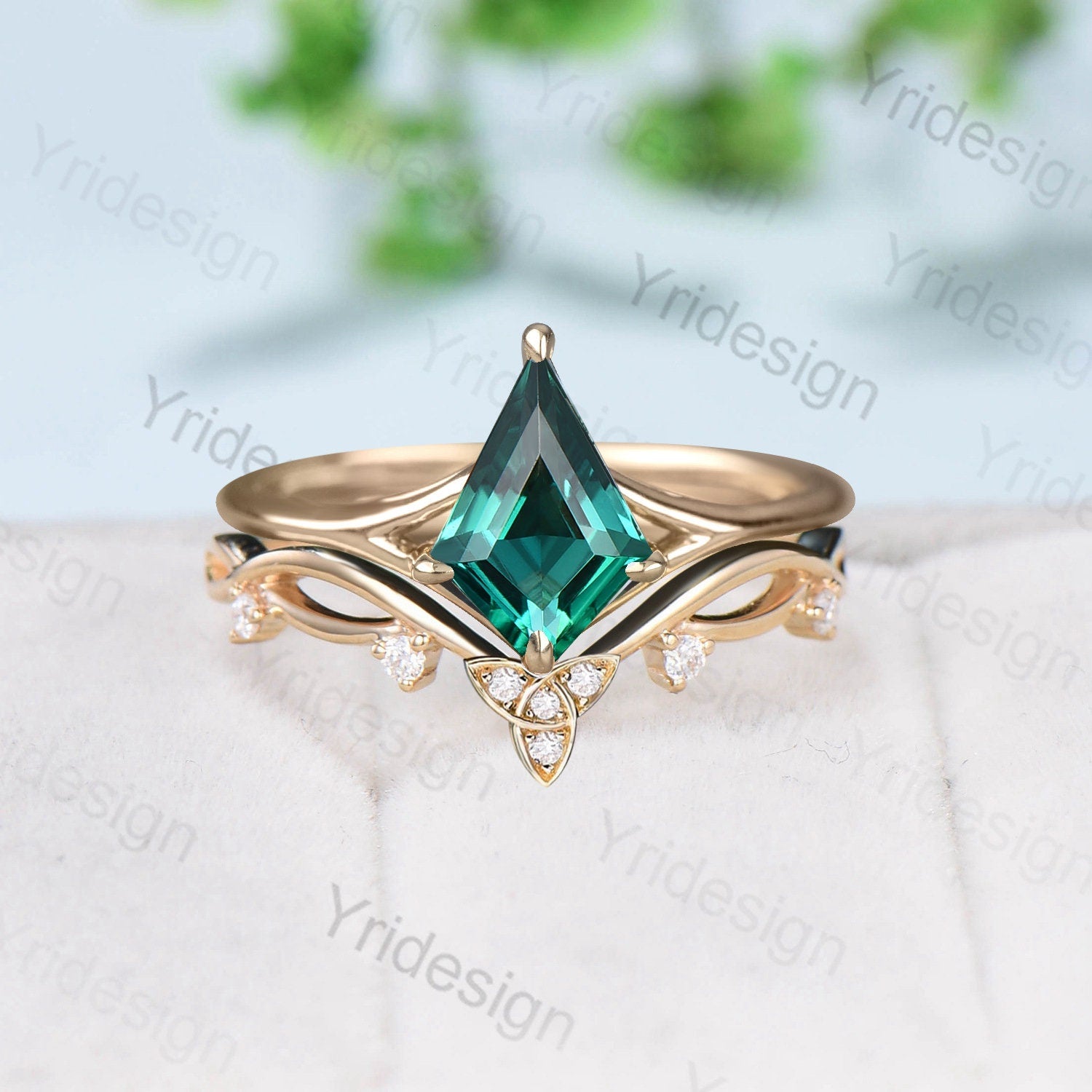 Elegant Kite-Cut Emerald Wedding Ring Set | Solitaire Split Shank Engagement Ring | Floral Moissanite Bridal Jewelry for Women | Perfect for Proposals, Anniversaries & Special Occasions