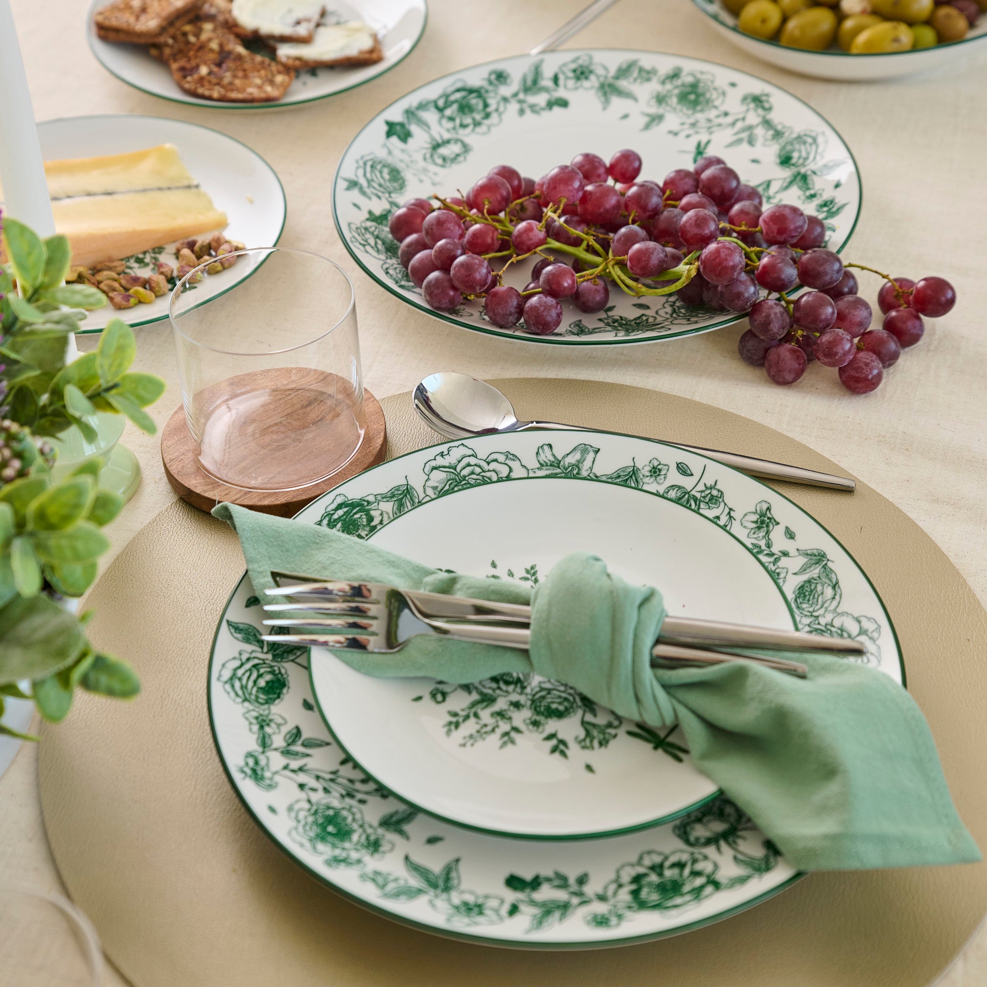Premium Porcelain Dinnerware Set - Elegant Green Tableware for Fine Dining, Dinner Parties & Home Decor | 16-Piece Set