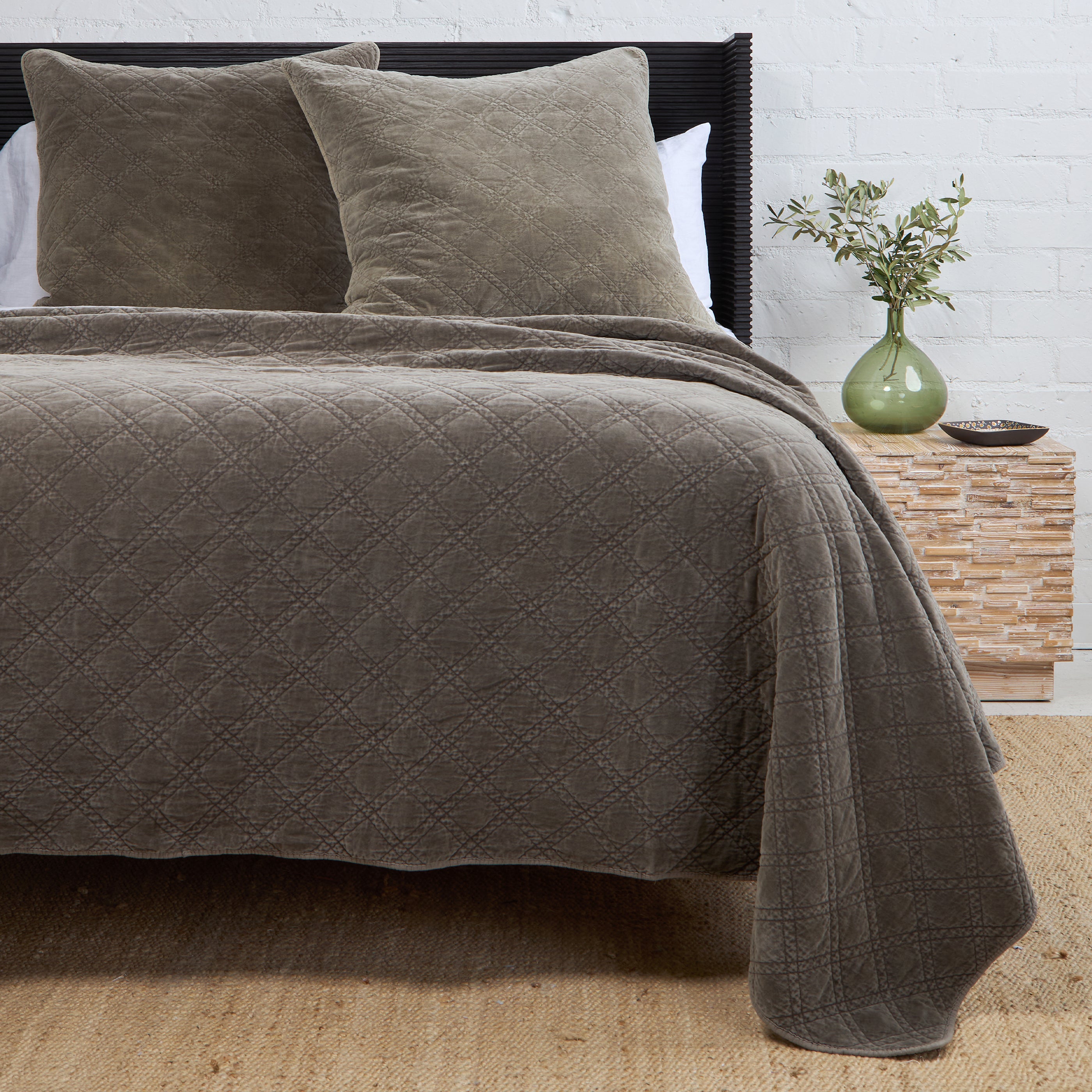 Luxury Brussels Coverlet - Soft & Breathable Bedspread for All Seasons - Perfect for Master Bedroom, Guest Room & Hotel Decor