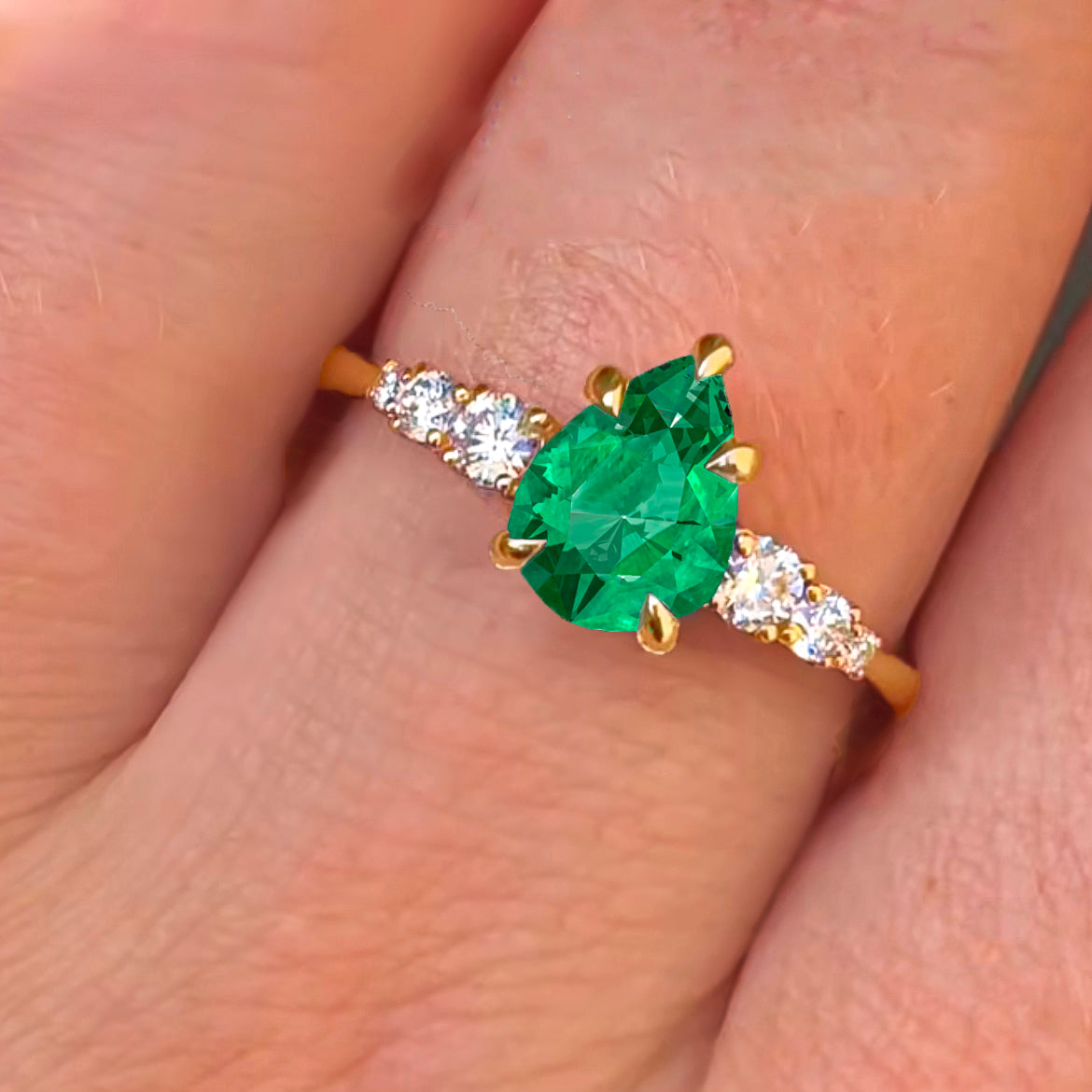 Green Emerald Faceted Pear Gemstone Ring for Women – Elegant Vintage Jewelry for Engagement, Wedding & Special Occasions