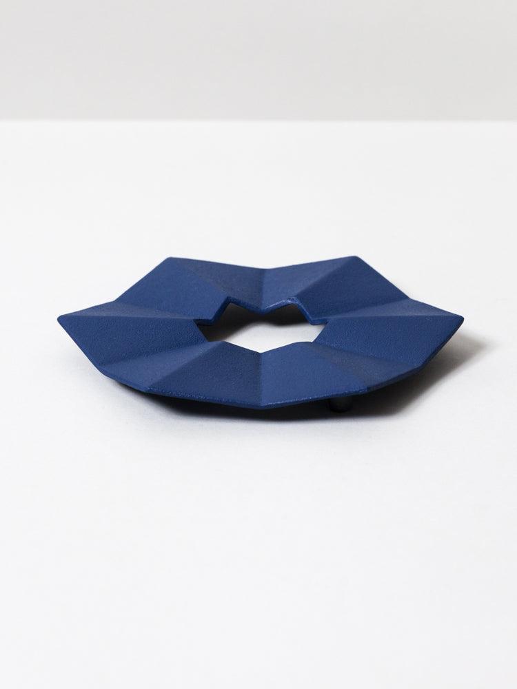 Iwachu Cast Iron Trivet - Origami Blue Design - Heat Resistant Trivet for Pots & Pans - Perfect for Kitchen, Dining Table & Outdoor BBQ Use