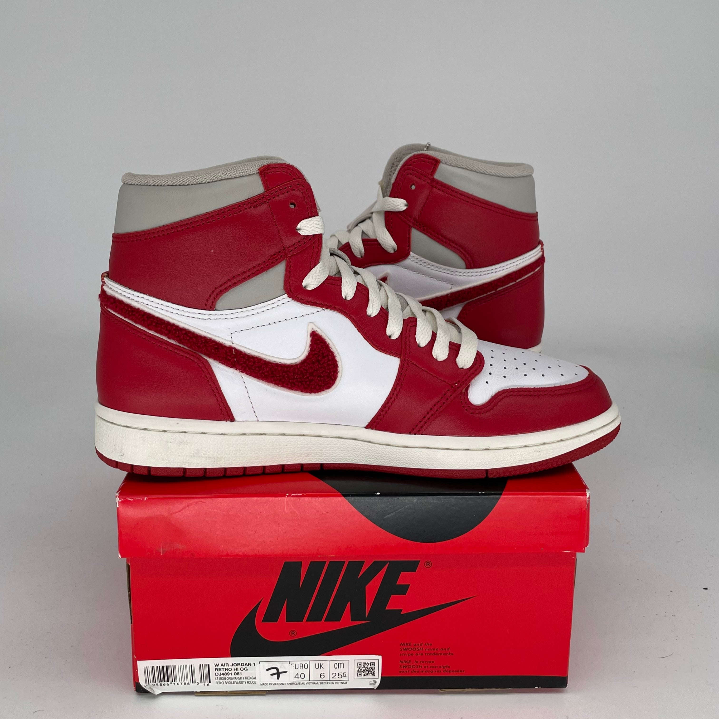 AIR JORDAN 1 Retro High OG Varsity Red Women's Size 7/8.5W Basketball Shoes DJ4891-061 - Perfect for Streetwear, Sneaker Collecting & Casual Fashion