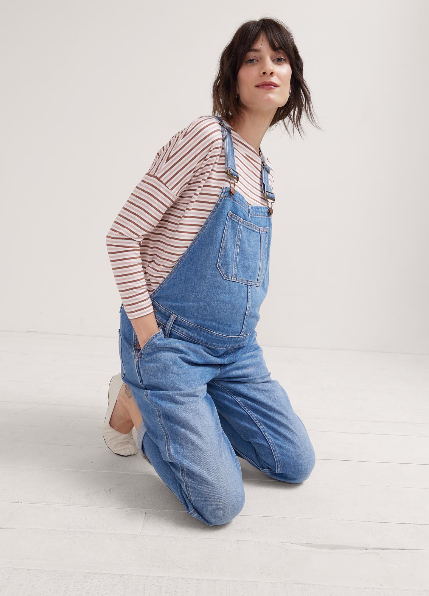 Stylish Denim Maternity Overalls for Pregnant Women - Comfortable Stretch Fabric for Everyday Wear & Maternity Photos