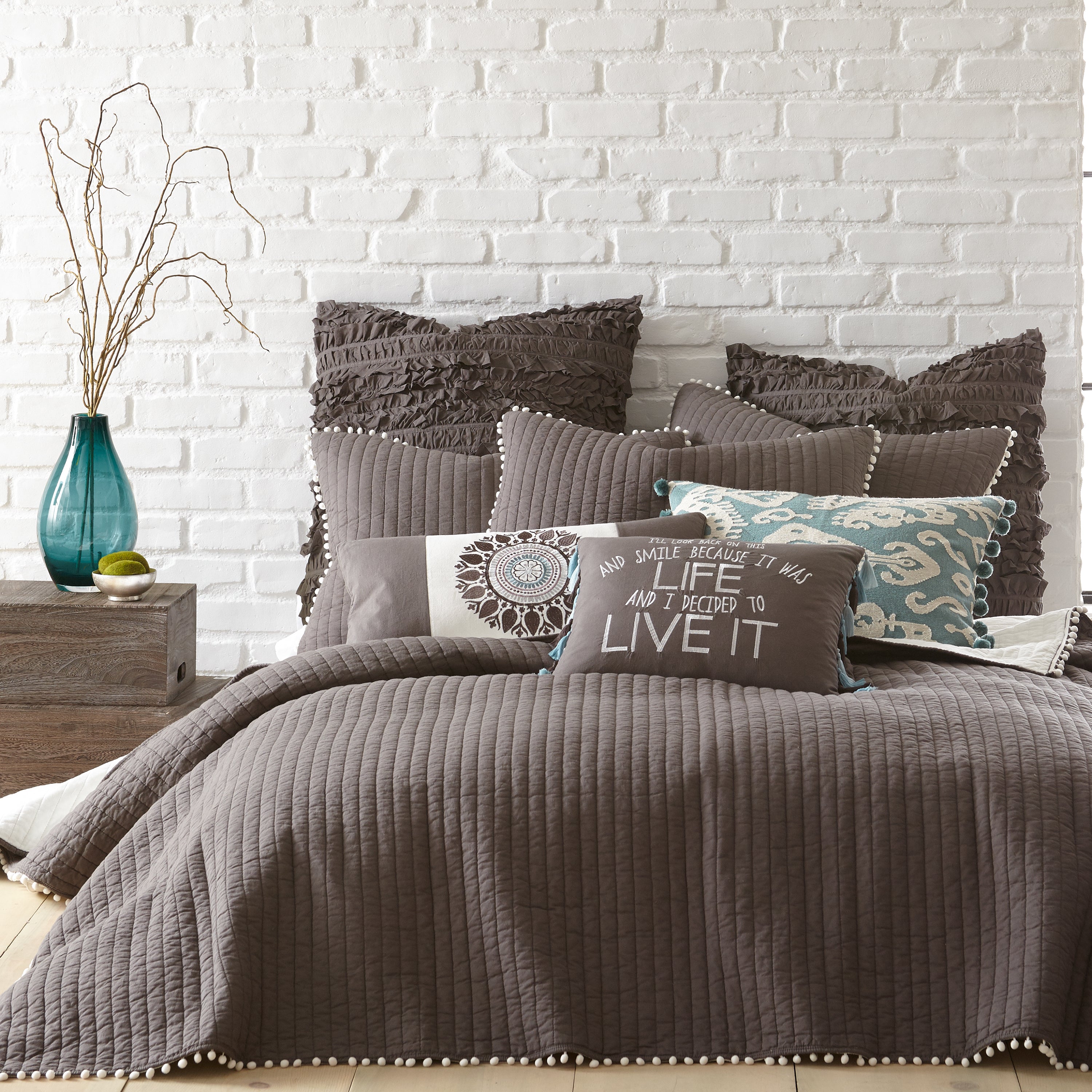 Soft and Cozy Pom Pom Quilt - Plush Bedding Throw Blanket for Kids, Nursery, and Home Decor - Perfect for Cuddling, Gifts, and Winter Warmth