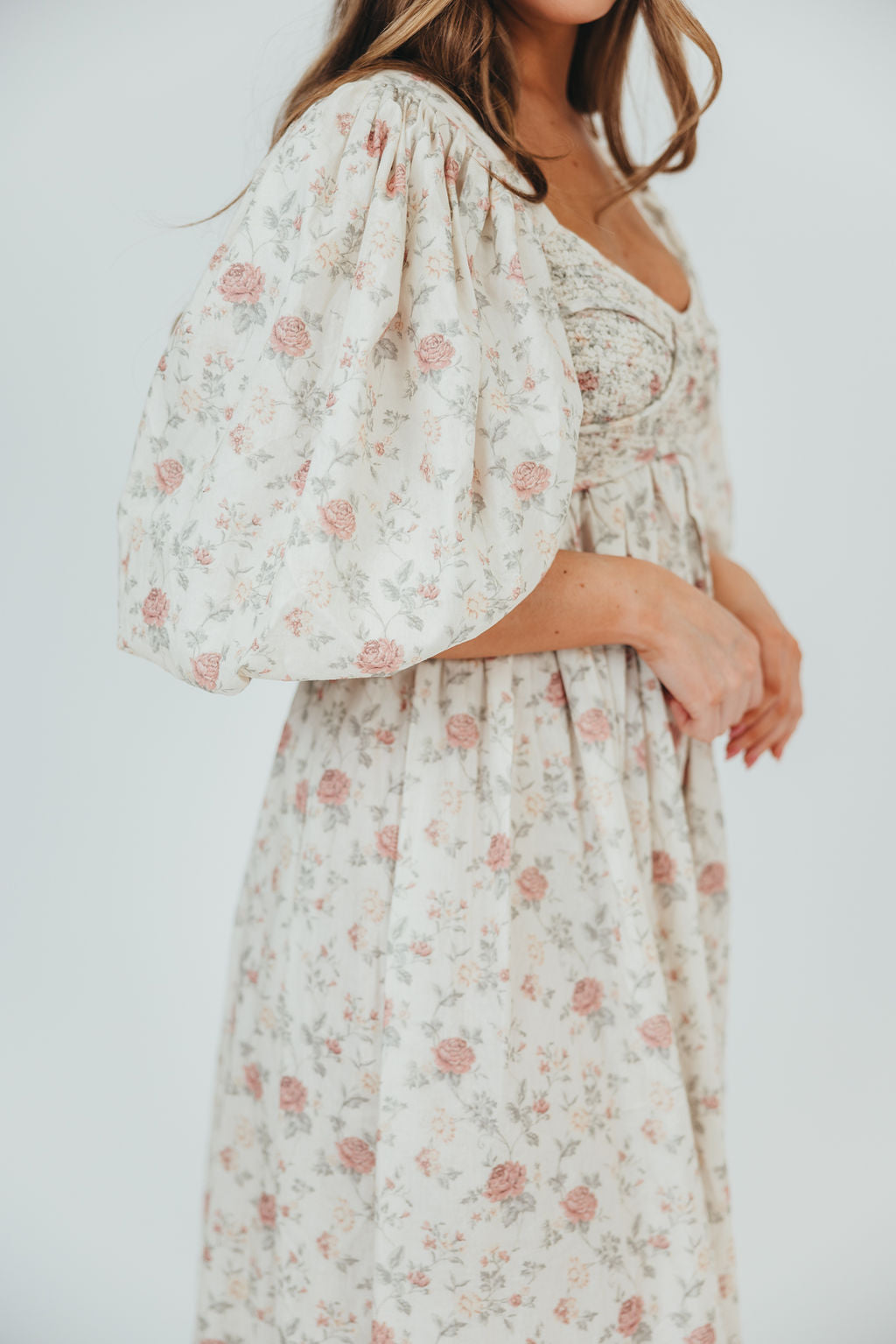 Harlow Maxi Dress in Off White Floral - Bump Friendly Maternity Dress & Inclusive Sizing (S-3XL) | Perfect for Pregnancy, Beach Vacations & Summer Weddings