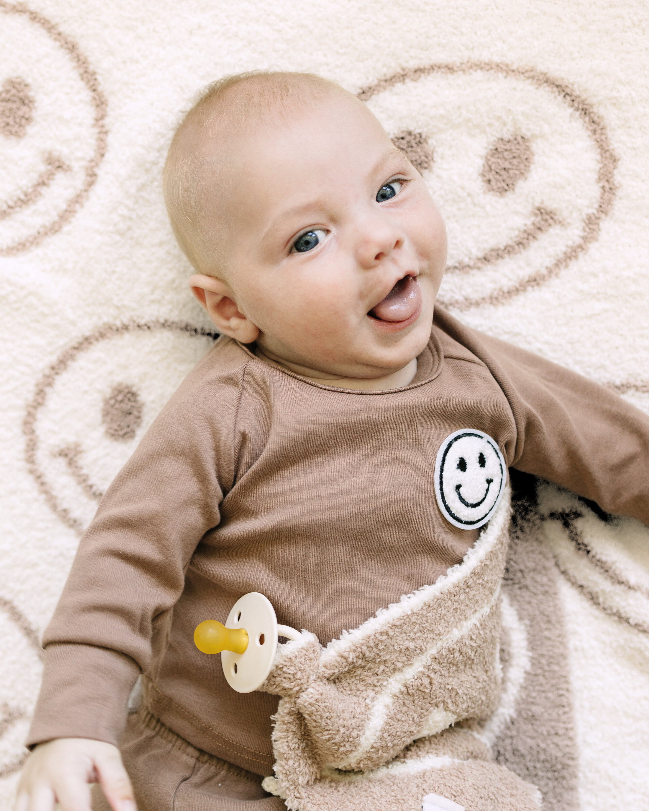 Cozy Smiley Face Fuzzy Blanket - Soft Plush Throw for Couch, Bed & Sofa - Warm & Comfortable Latte Color - Perfect for Relaxing, Lounging & Gift Giving