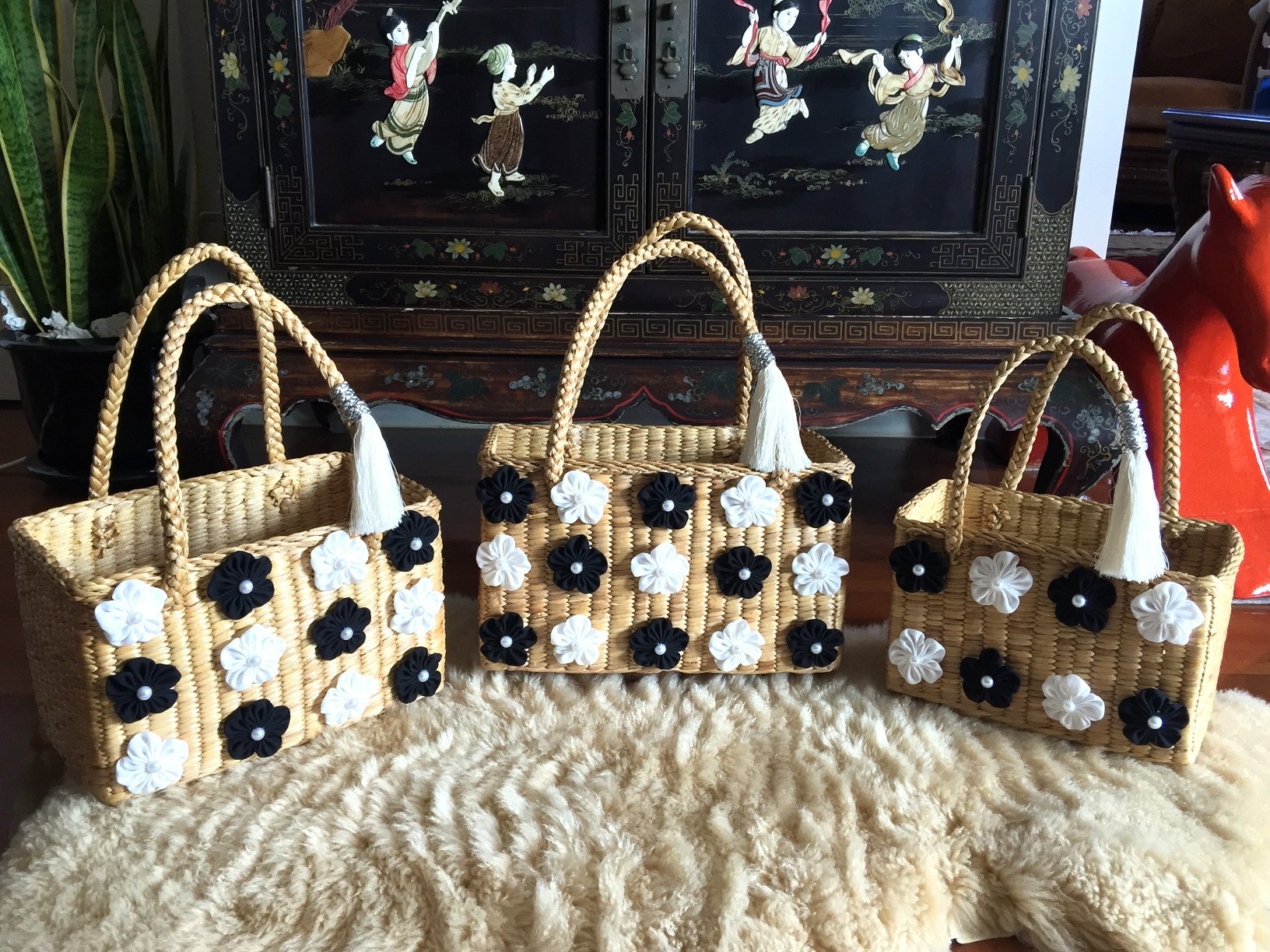 Handwoven Straw Beach Tote Bag with Floral Design - Medium Size Eco-Friendly Woven Basket for Women - Perfect for Picnics, Shopping, and Summer Outings