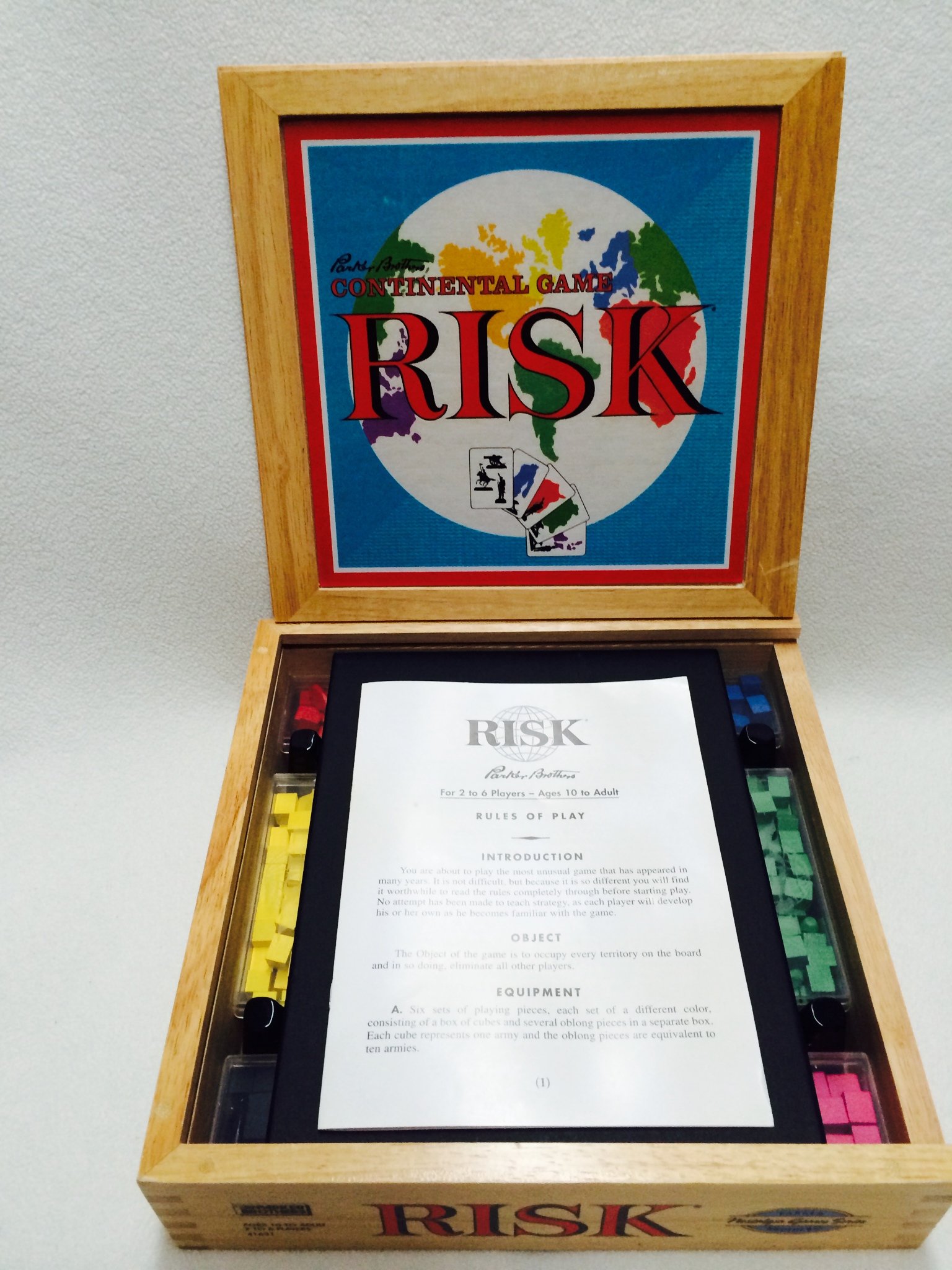 Hasbro Gaming Risk Nostalgia Edition - Classic Strategy Board Game for Family Game Night & Friends Gatherings