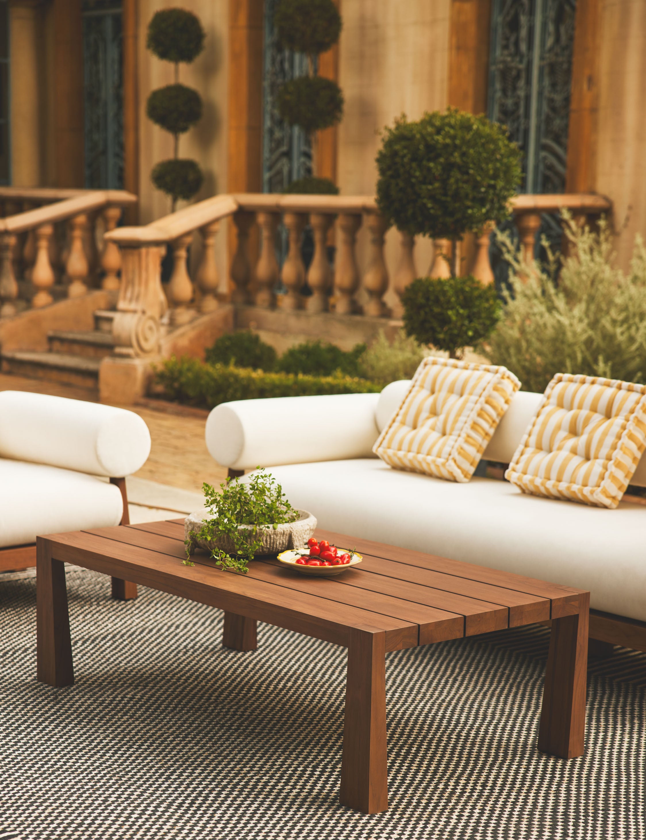 Bassano Outdoor Coffee Table - Weather-Resistant Patio Furniture for Garden, Poolside & Backyard Relaxation