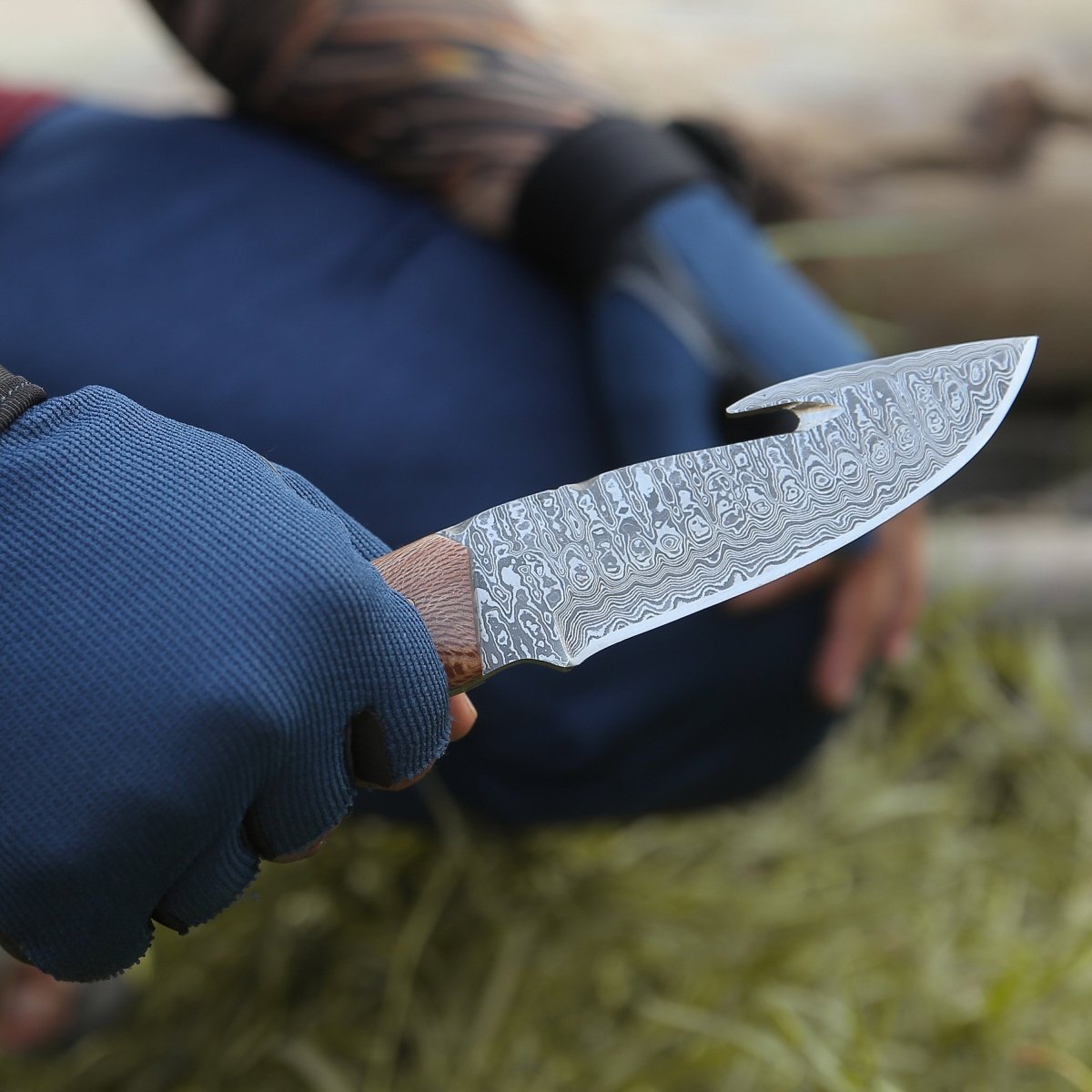 Premium Damascus Steel Python Gut Hook Knife with Exotic Leopard Wood Handle & Turquoise Inlays – Ideal for Hunting, Camping, and Outdoor Survival