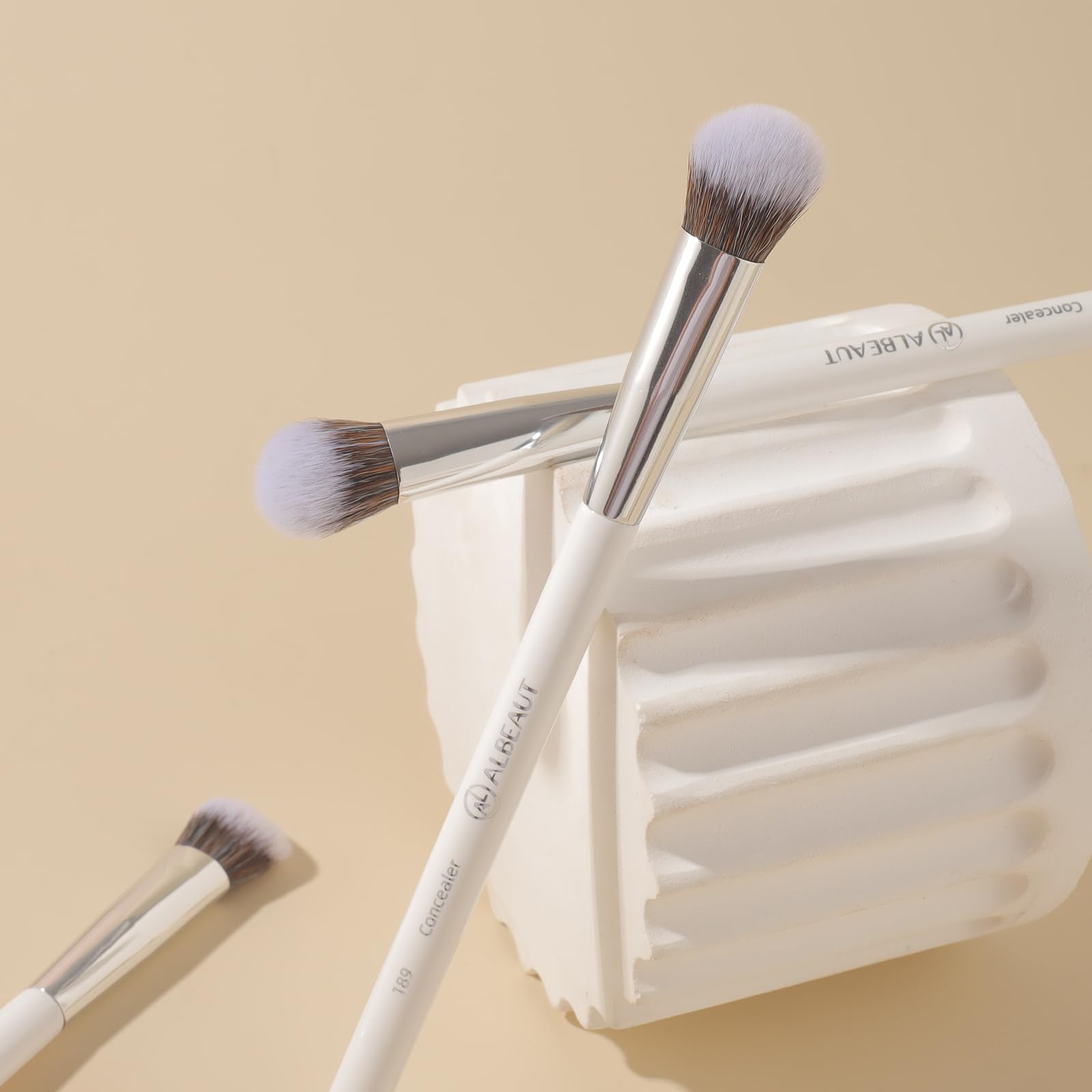 Angled Concealer Brush for Brightening & Under Eye Blending - Soft Kitten Paw Makeup Brush (189) - Perfect for Flawless Base, Contouring & Professional Makeup Application