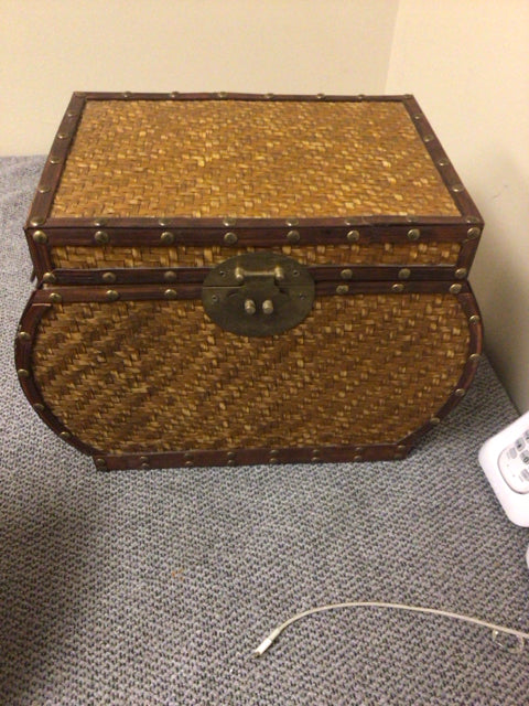 Stylish Lightweight Rattan Storage Box with Handles - Perfect for Home Organization, Picnics, and Beach Trips
