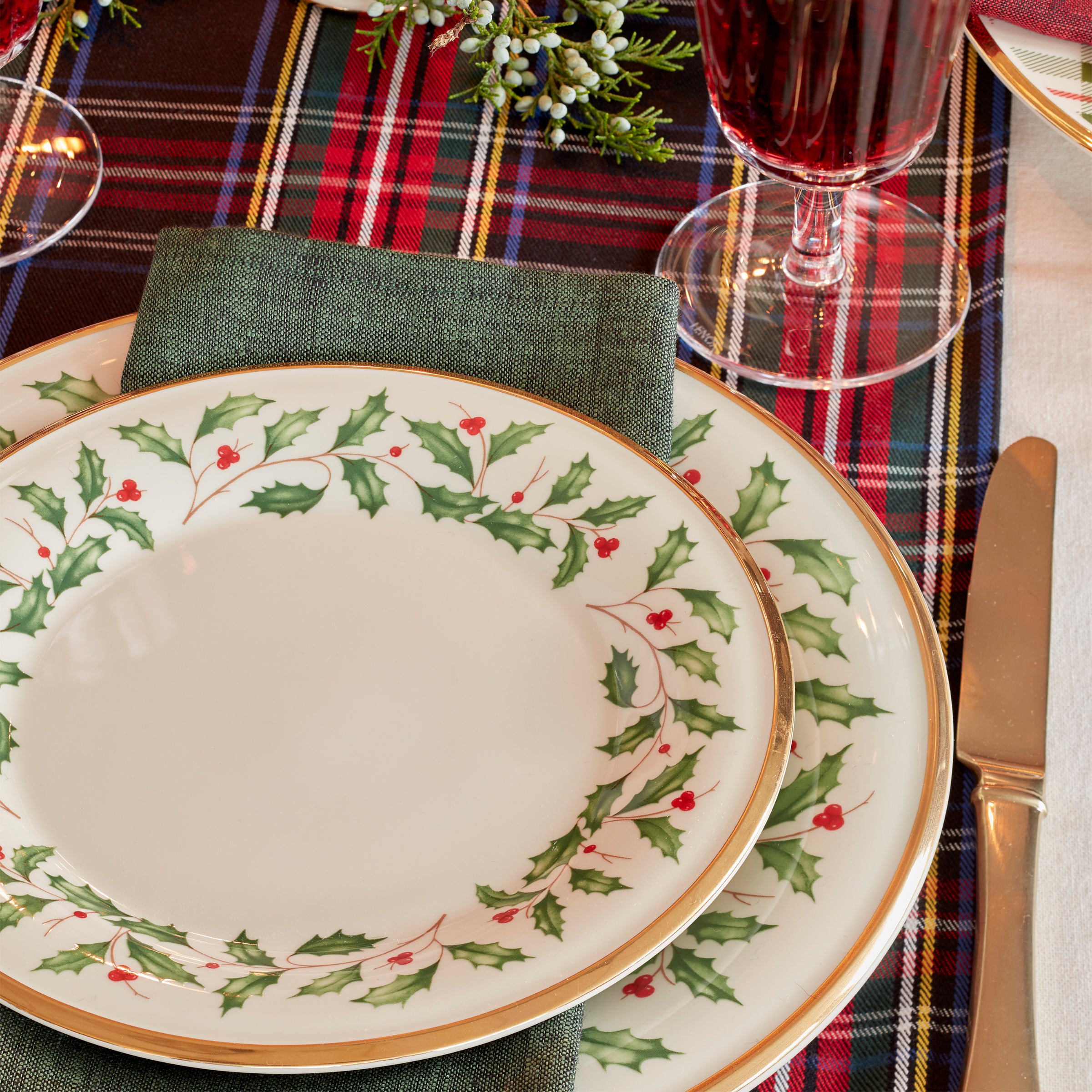 6-Piece Holiday Dinner Plate Set - Elegant Ceramic Plates for Christmas, Thanksgiving & Family Gatherings - Perfect for Festive Dining & Home Decor