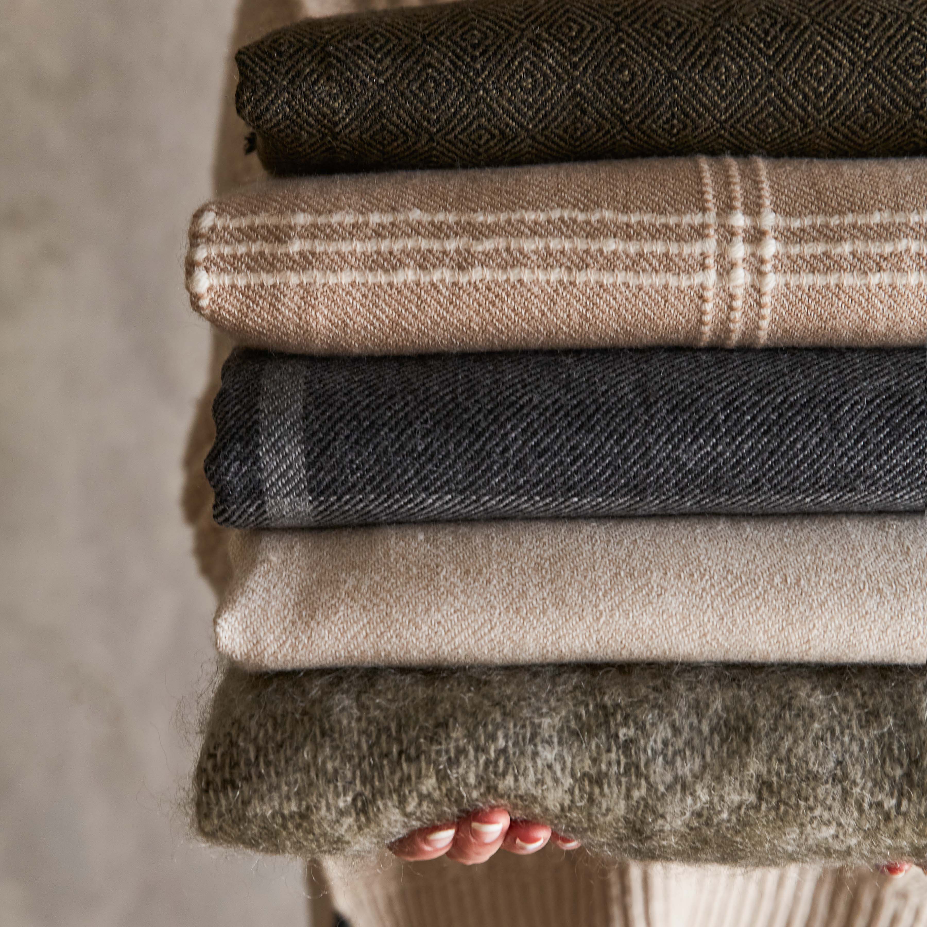 Soft & Cozy Alpaca Wool Throw Blanket - Luxurious Handwoven 100% Baby Alpaca - Perfect for Couch, Bed & Winter Warmth - Elegant Home Decor Gift