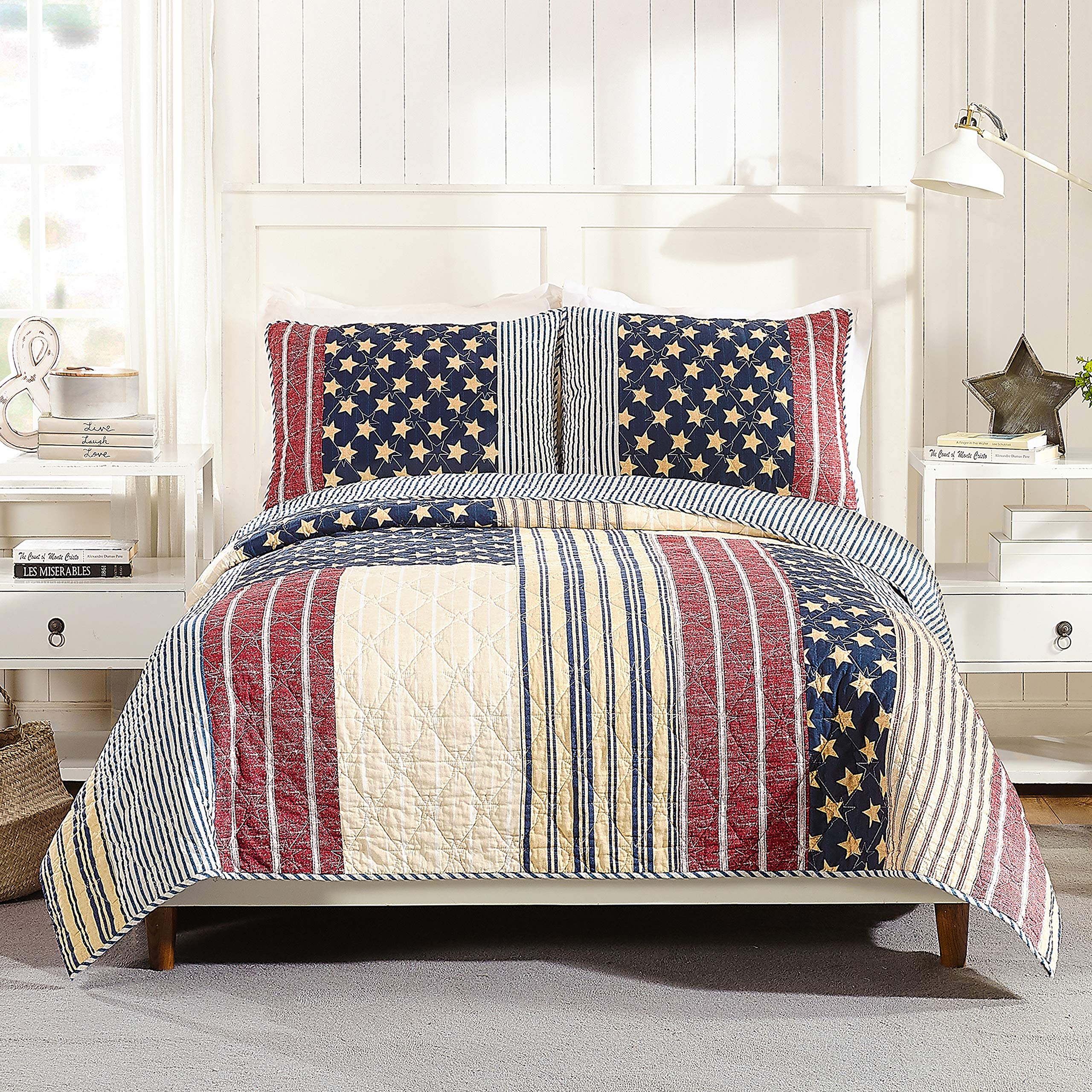 Americana King Size Quilt Set with 2 Shams - Reversible 3-Piece Lightweight Coverlet in Red & Blue - All Seasons Bedding for Rustic Farmhouse, Lodge, or Cabin Decor