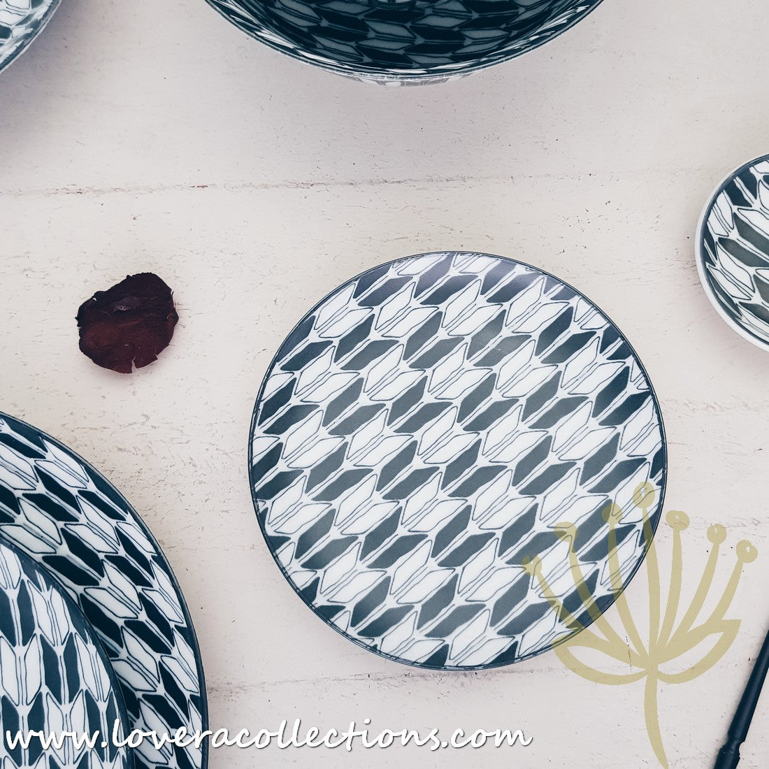 Awasaka Black & White Modern ARROWS Dinnerware Set - 16-Piece Porcelain Plates, Bowls & Mugs - Elegant Tableware for Dinner Parties, Restaurants & Home Decor (60% Off Limited Time Sale)
