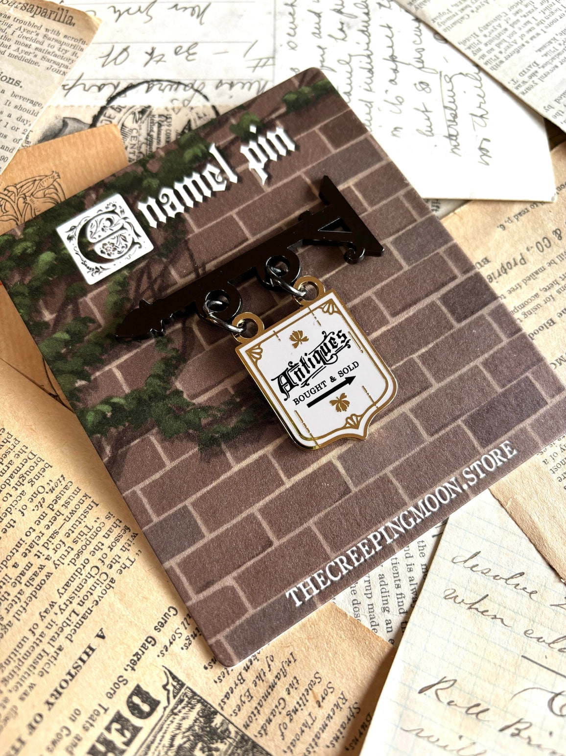 Vintage Antique Shop Sign Enamel Pin - Collectible Retro Badge for Jackets, Hats & Backpacks - Perfect for Pin Collectors, Vintage Lovers & Gift Giving