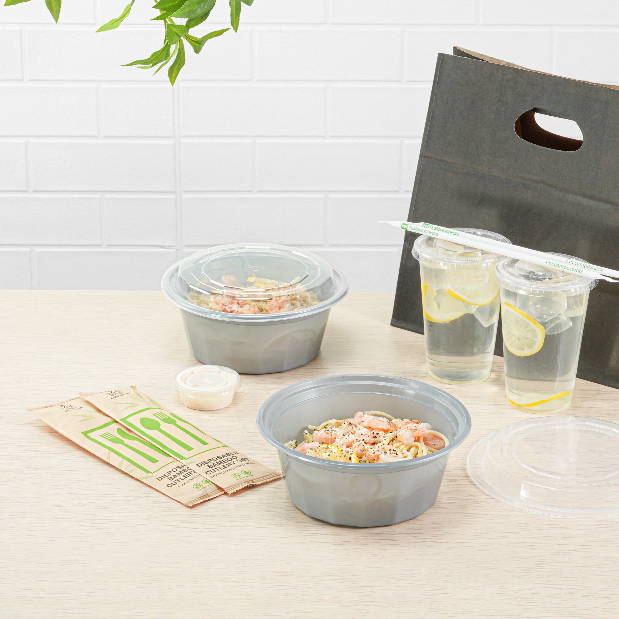 32 oz Round Silver Plastic Food Storage Containers with Clear Lids - Microwave Safe, Reusable To-Go Boxes (7.25