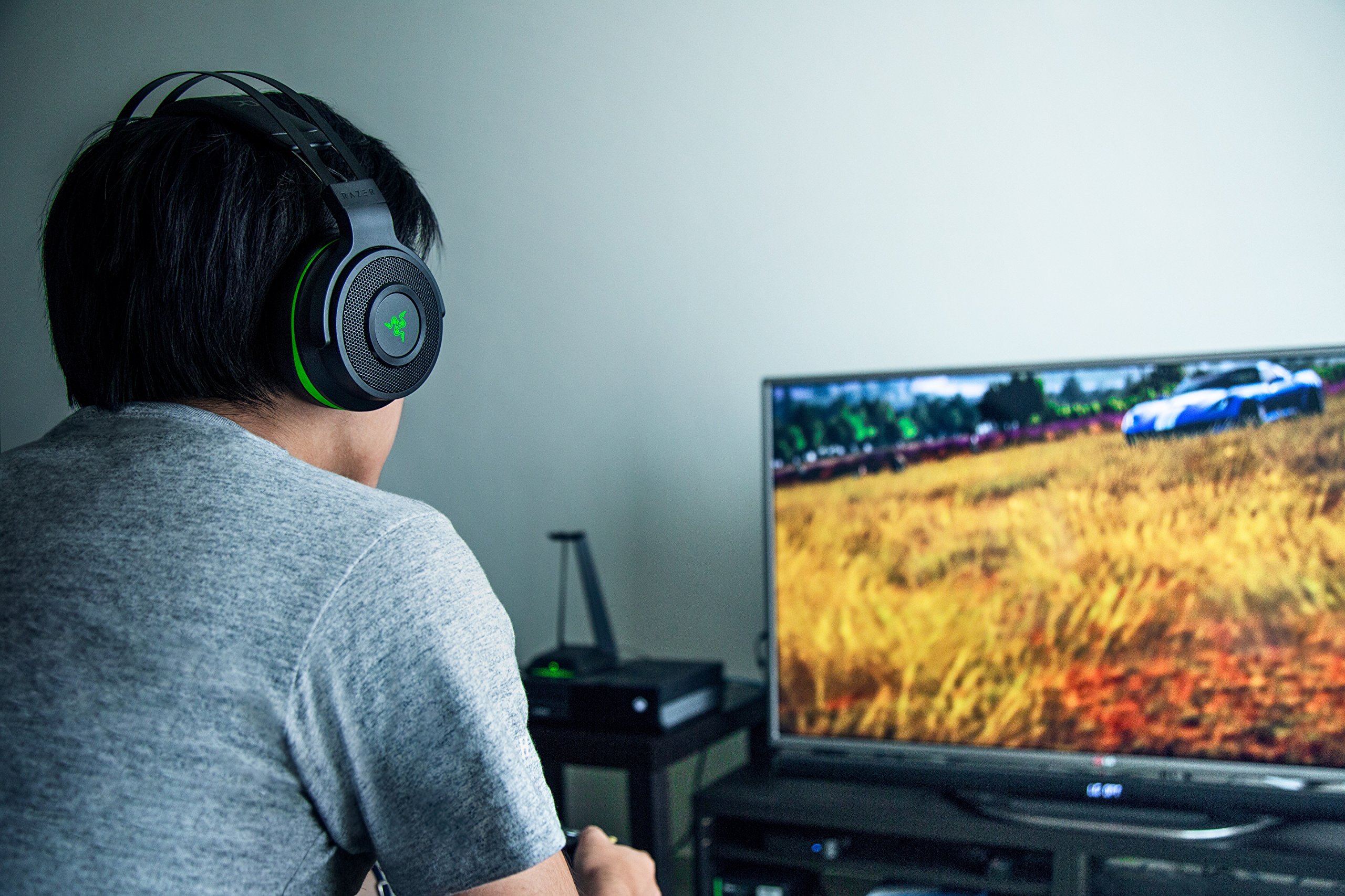 Razer Thresher Wireless Gaming Headset for Xbox One, Xbox Series X/S & PC - 7.1 Surround Sound, Lag-Free Wireless, Retractable Mic - Perfect for FPS, Battle Royale & Online Multiplayer Gaming