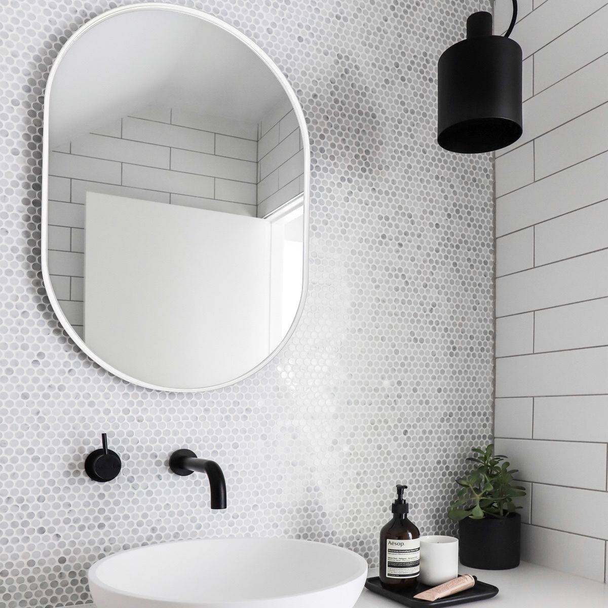 MIDDLE OF NOWHERE Bjorn Oval Mirror - White 50x75cm - Elegant Wall Decor for Living Room, Bedroom & Entryway