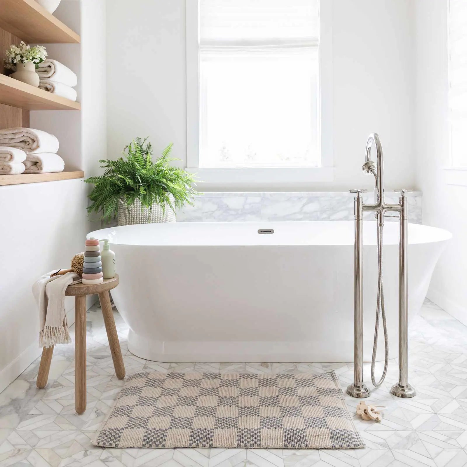 Soft Non-Slip Bathroom Rug with Checkered Pattern - Absorbent, Quick-Dry, Machine Washable for Bathroom, Shower, and Vanity Areas