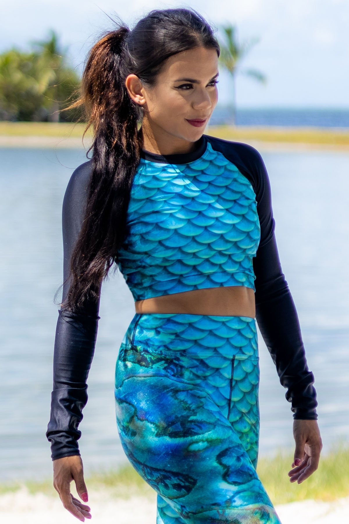 Eco-Friendly Abalone Scale Print Cropped Rash Guard - Perfect for Surfing, Swimming & Beach Activities