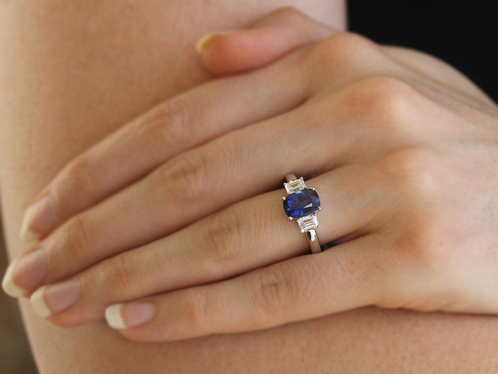 Exquisite Cushion Cut Sapphire & Diamond Three-Stone Engagement Ring | Vintage Inspired Wedding Band | Perfect for Proposals, Anniversaries & Special Occasions