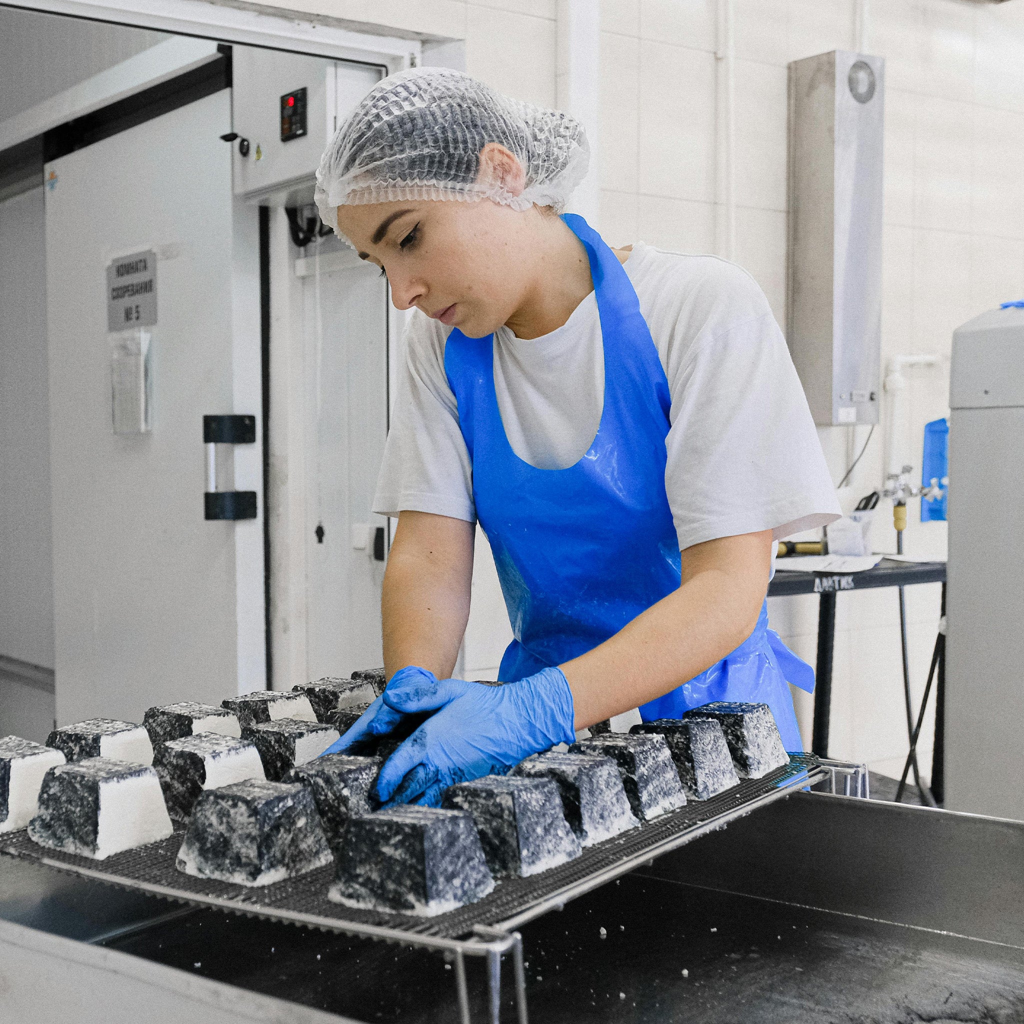Niflex35 Nitrile Gloves, Blue, 3.0 mil Thickness, 200 Count per Box - Disposable Gloves for Medical, Food Service, Cleaning & Industrial Use