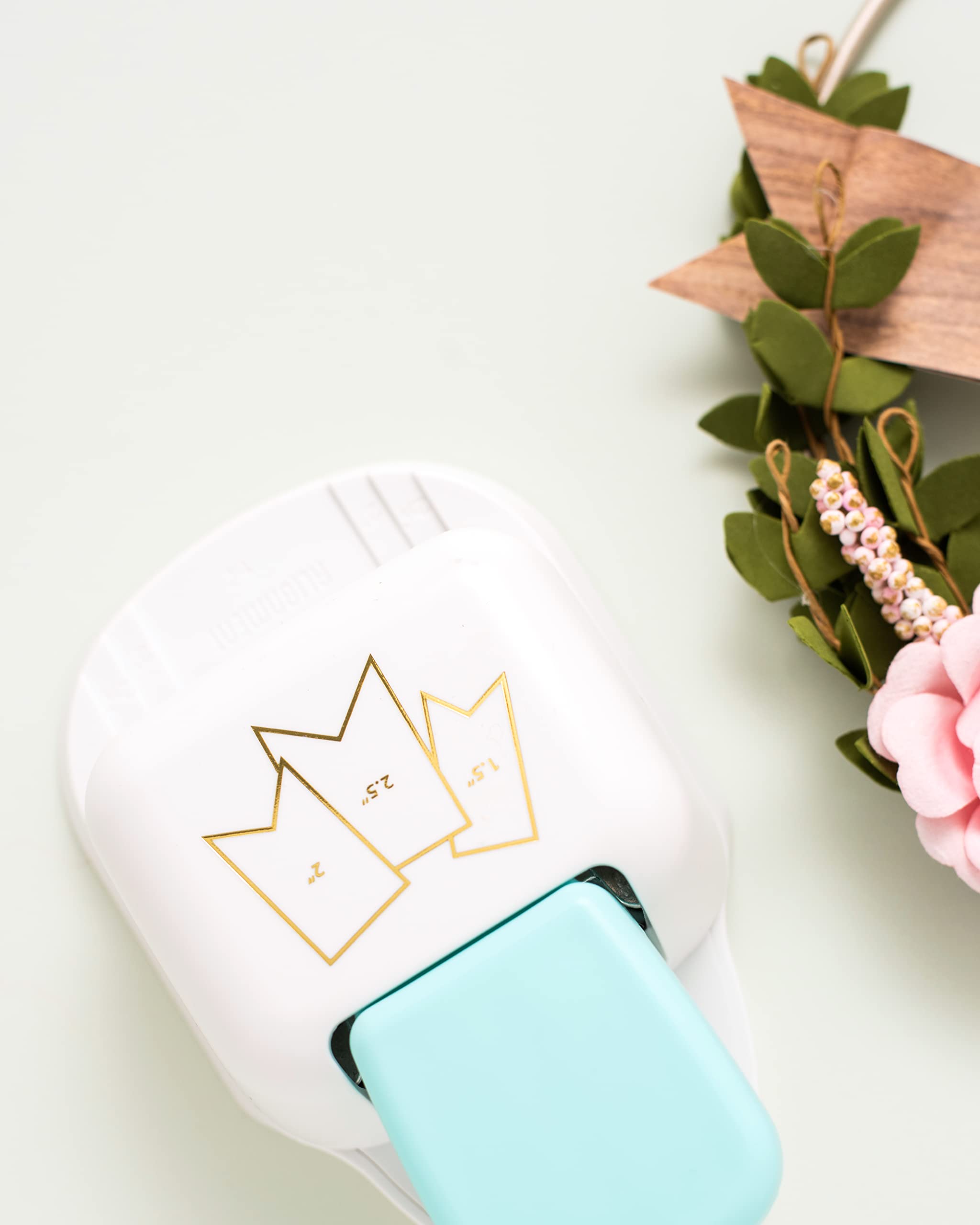 We R Memory Keepers Banner Shape Paper Punch - Craft Supplies for Scrapbooking, DIY Projects, and Kids' Art - Perfect for Card Making, Home Decor, and School Activities