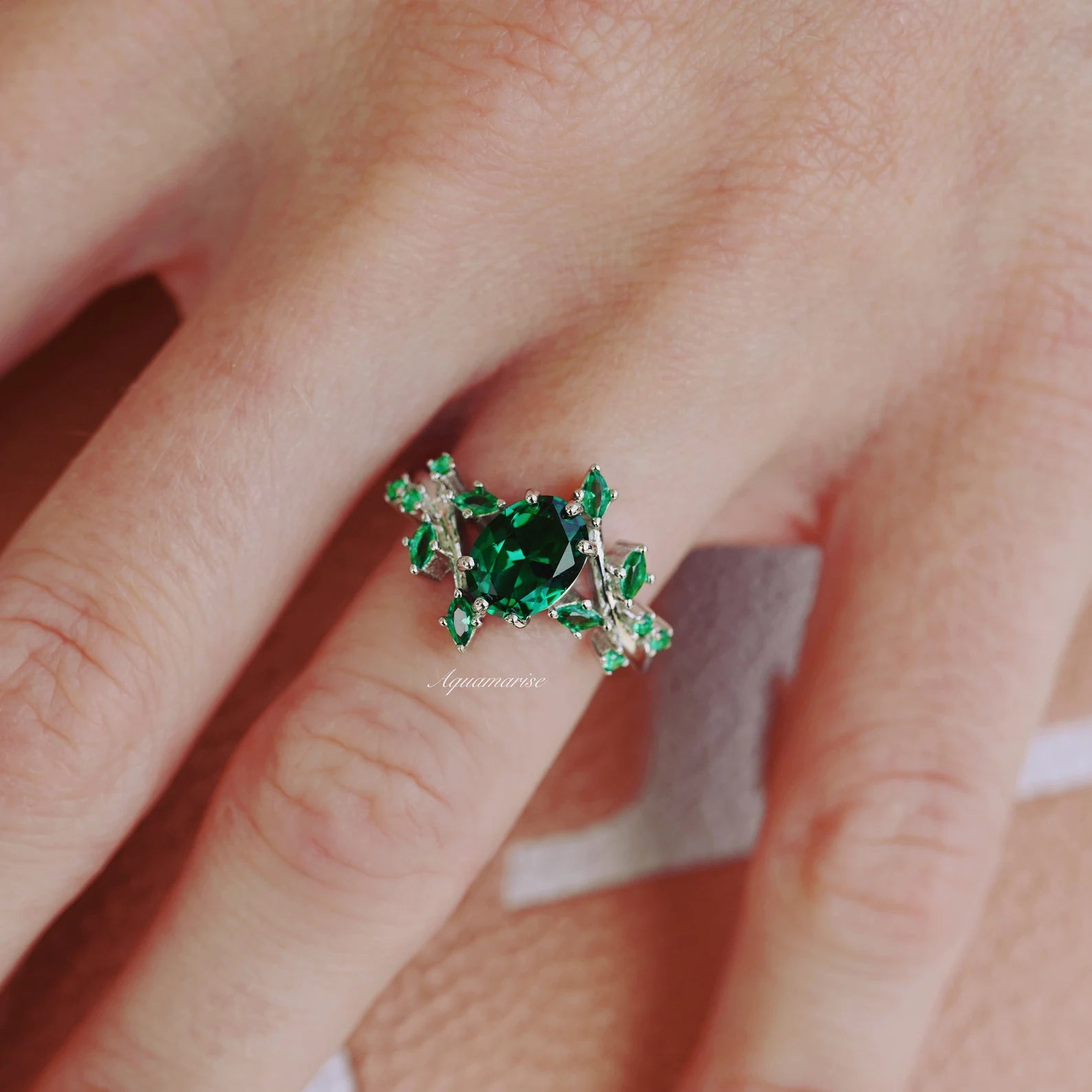 Emerald Leaf Couples Ring - Elegant Matching Wedding Bands for Him & Her - Perfect for Anniversaries, Engagements and Romantic Gifts